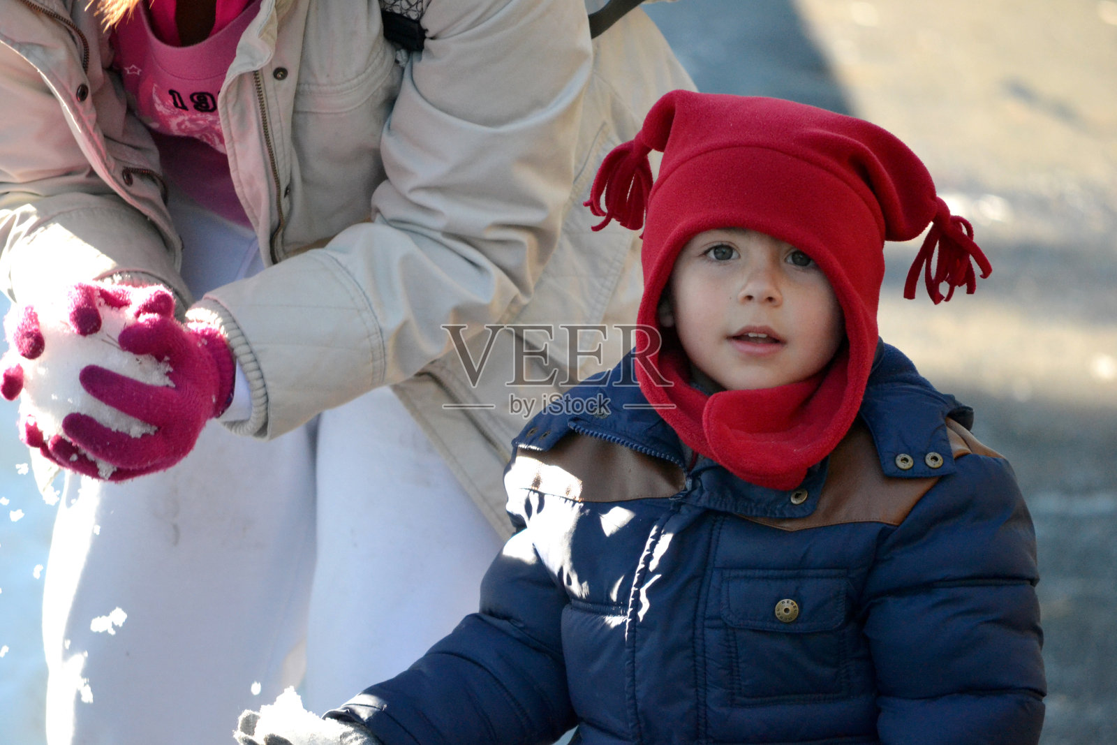 孩子在玩雪球照片摄影图片