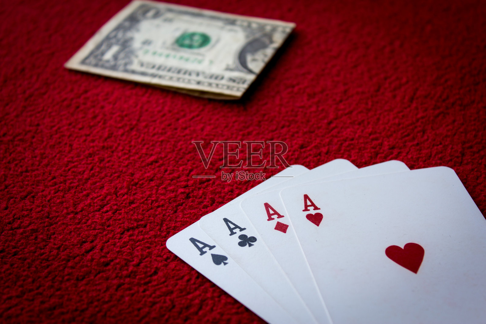 红色背景上的四个a照片摄影图片