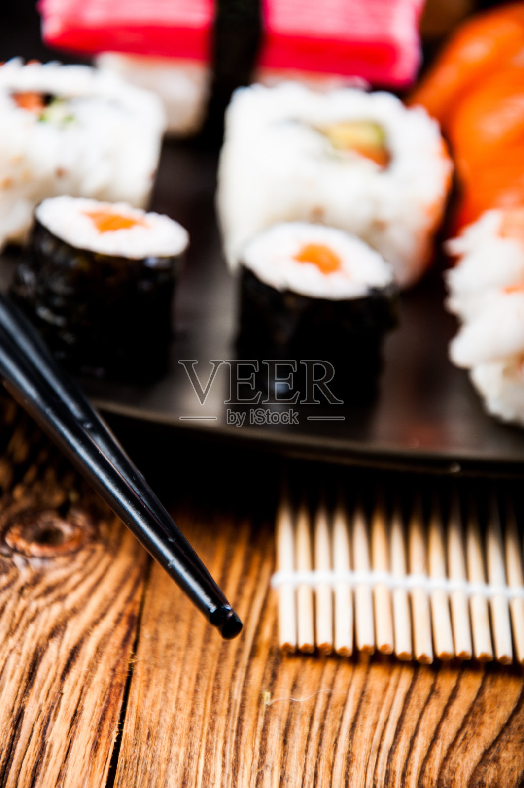 日式构图和寿司放在木桌上照片摄影图片