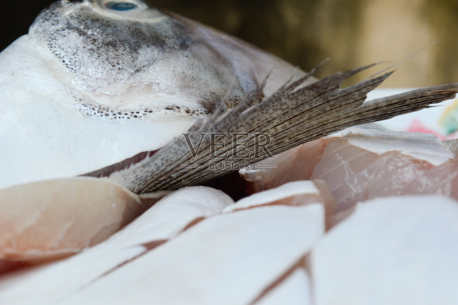 生鱼在盘子里照片摄影图片