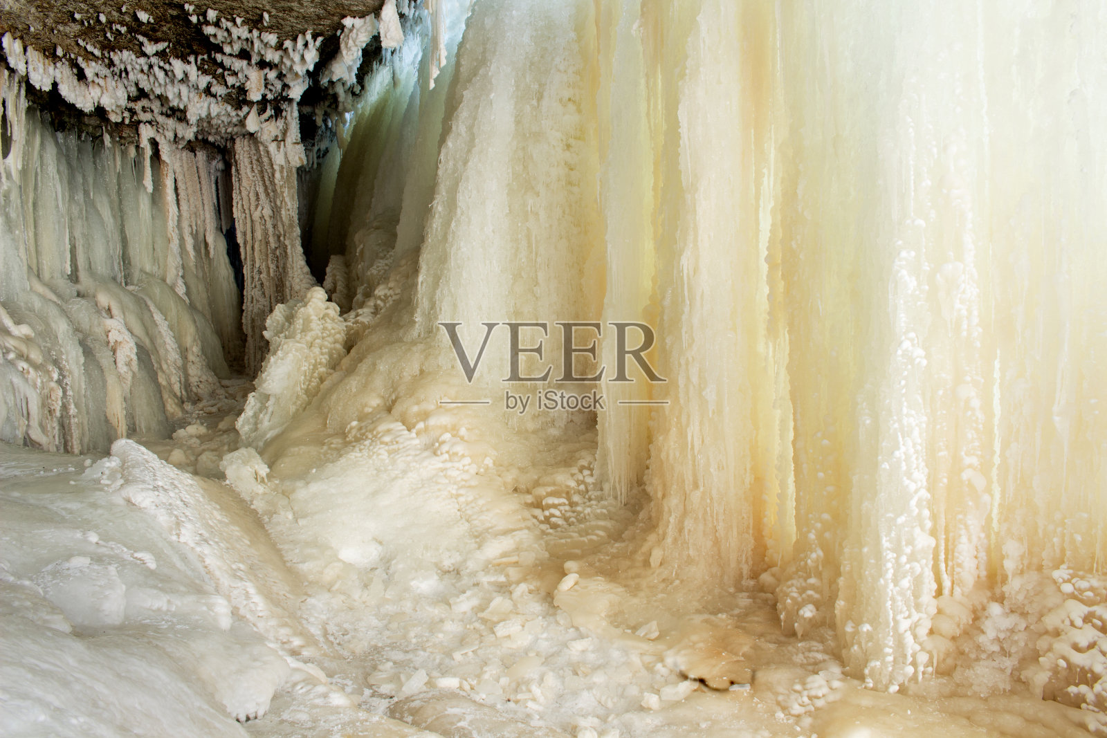 冬季观赏冰冻瀑布照片摄影图片