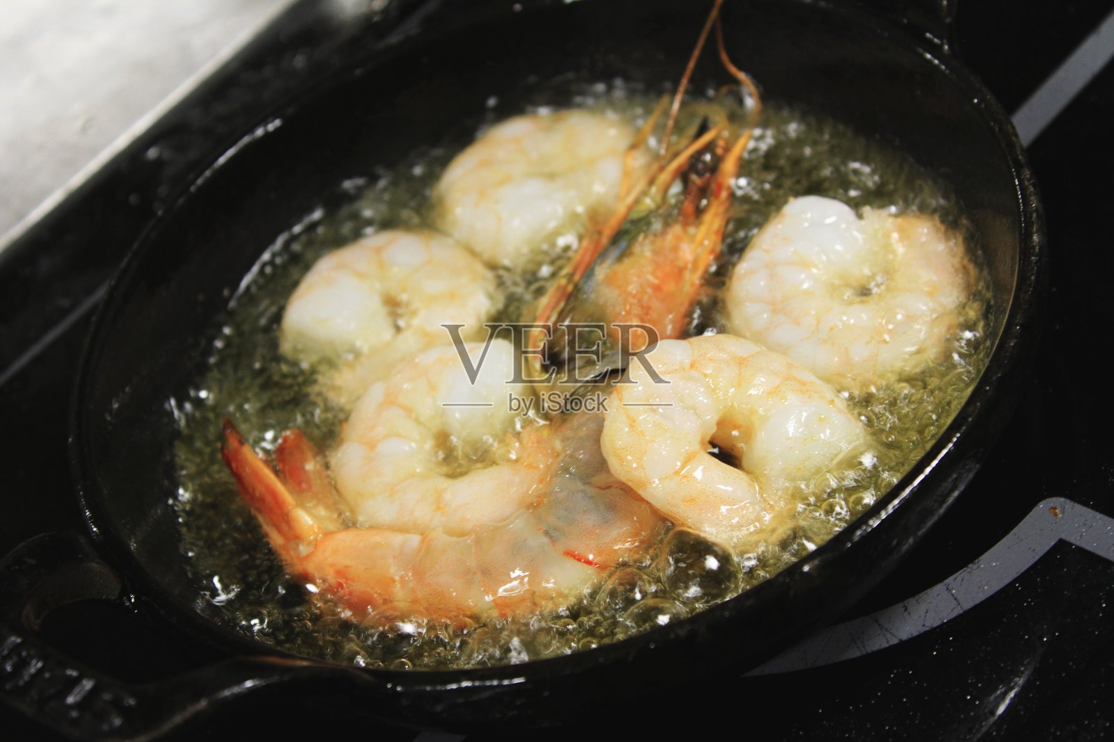 在煎锅中烘烤的大虾照片摄影图片