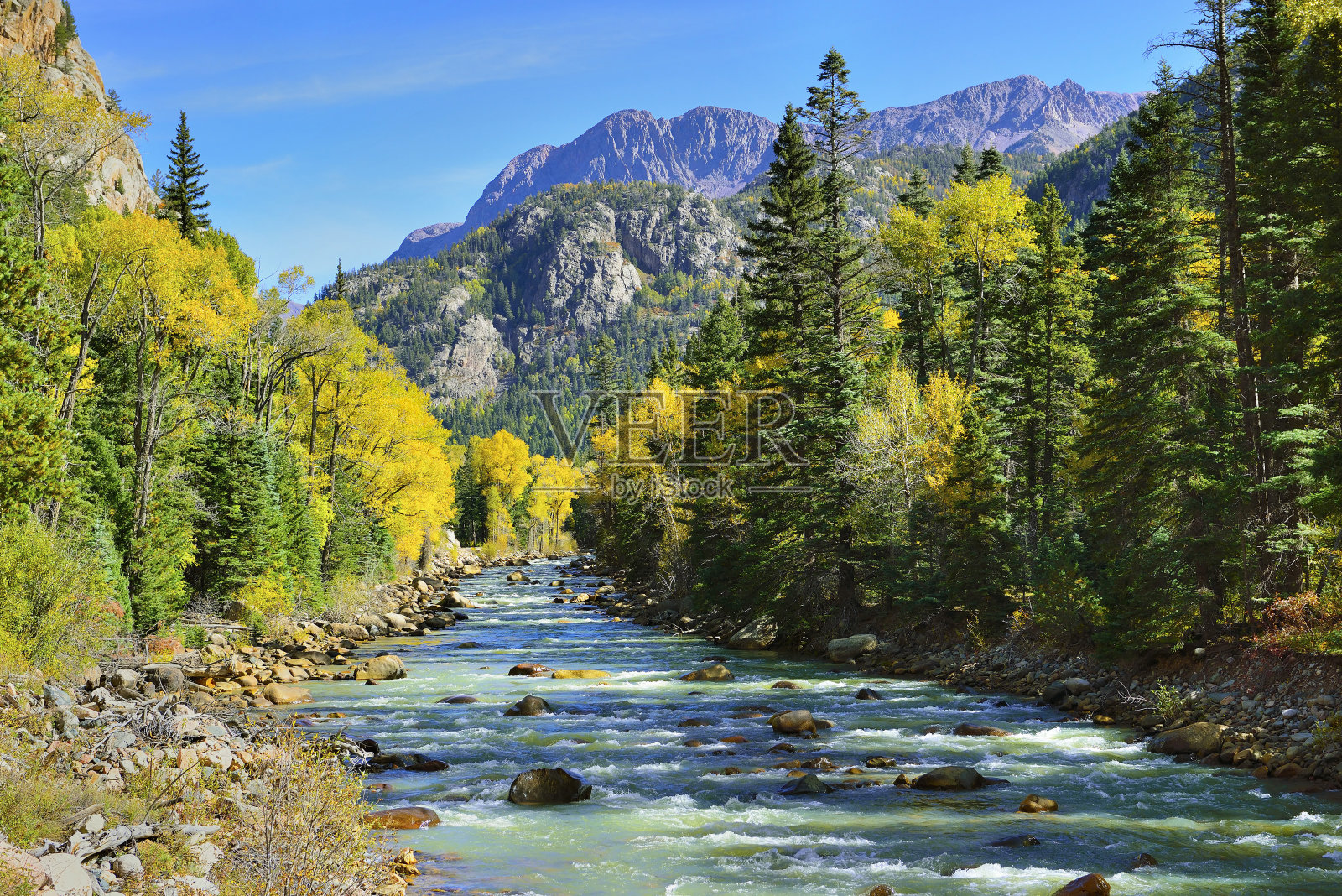 科罗拉多的河流和五彩缤纷的山脉照片摄影图片