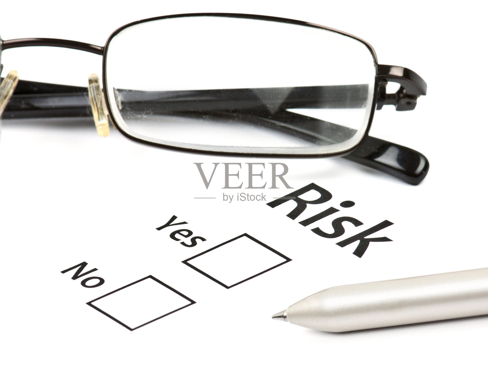 商业风险用笔在工作上抹白照片摄影图片