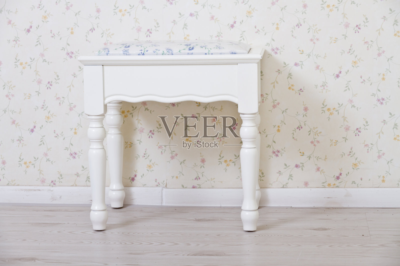 白色的木椅上照片摄影图片