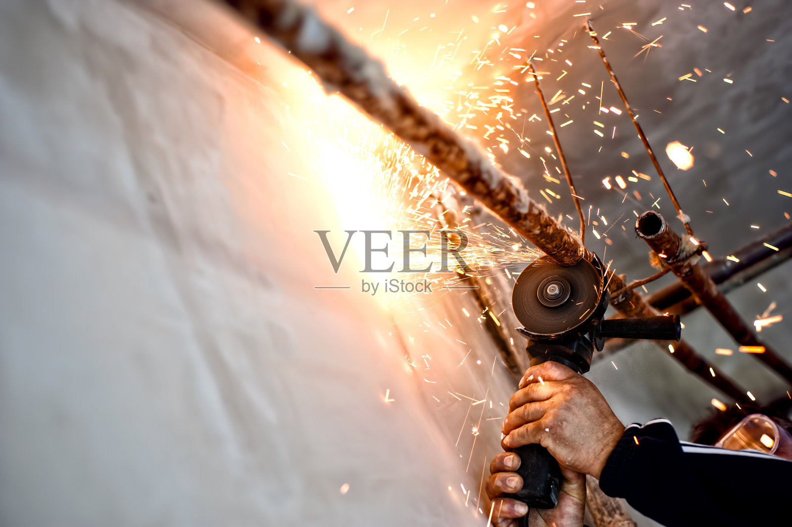 专业焊工切割和研磨金属管道照片摄影图片