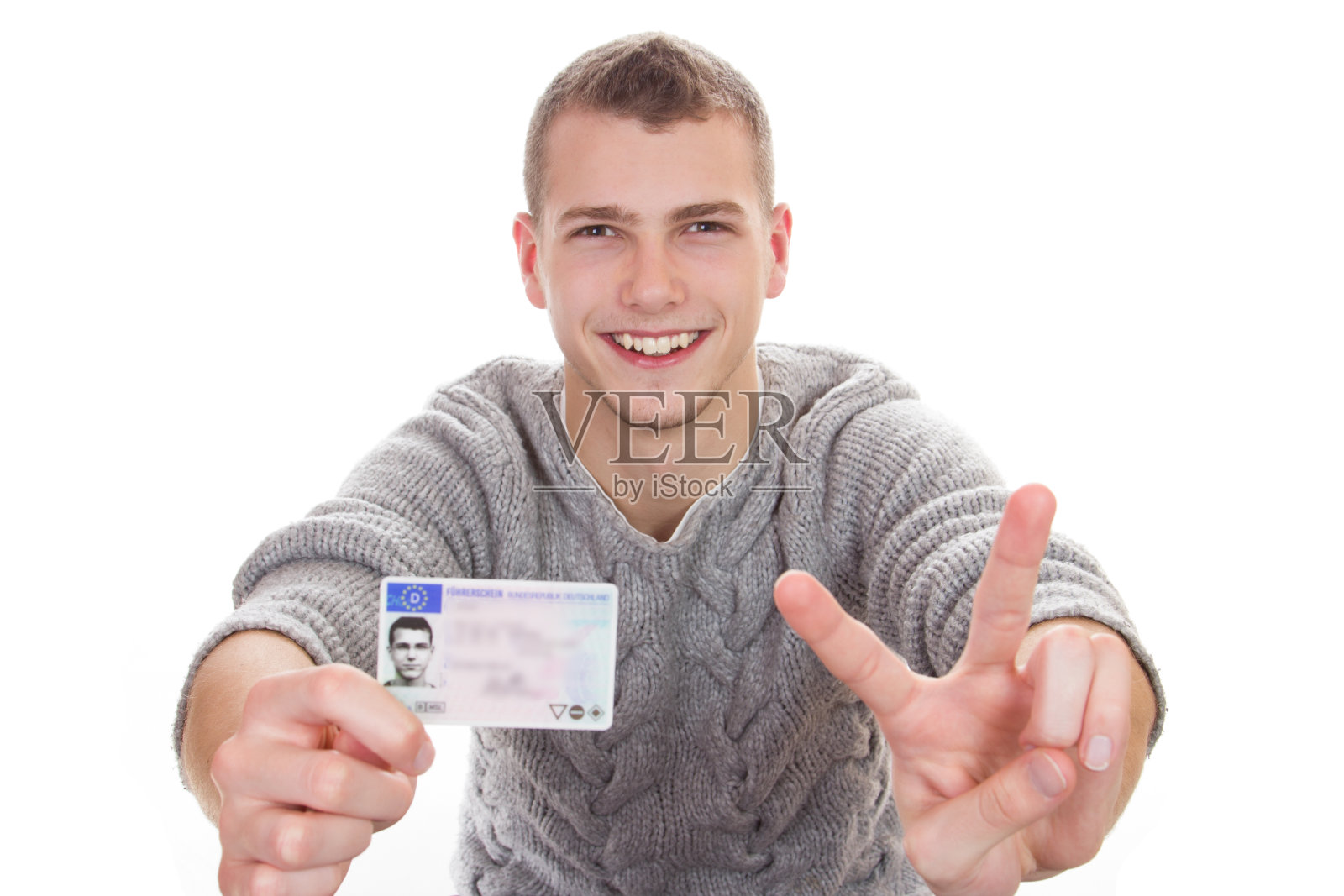 年轻男子出示驾驶执照照片摄影图片