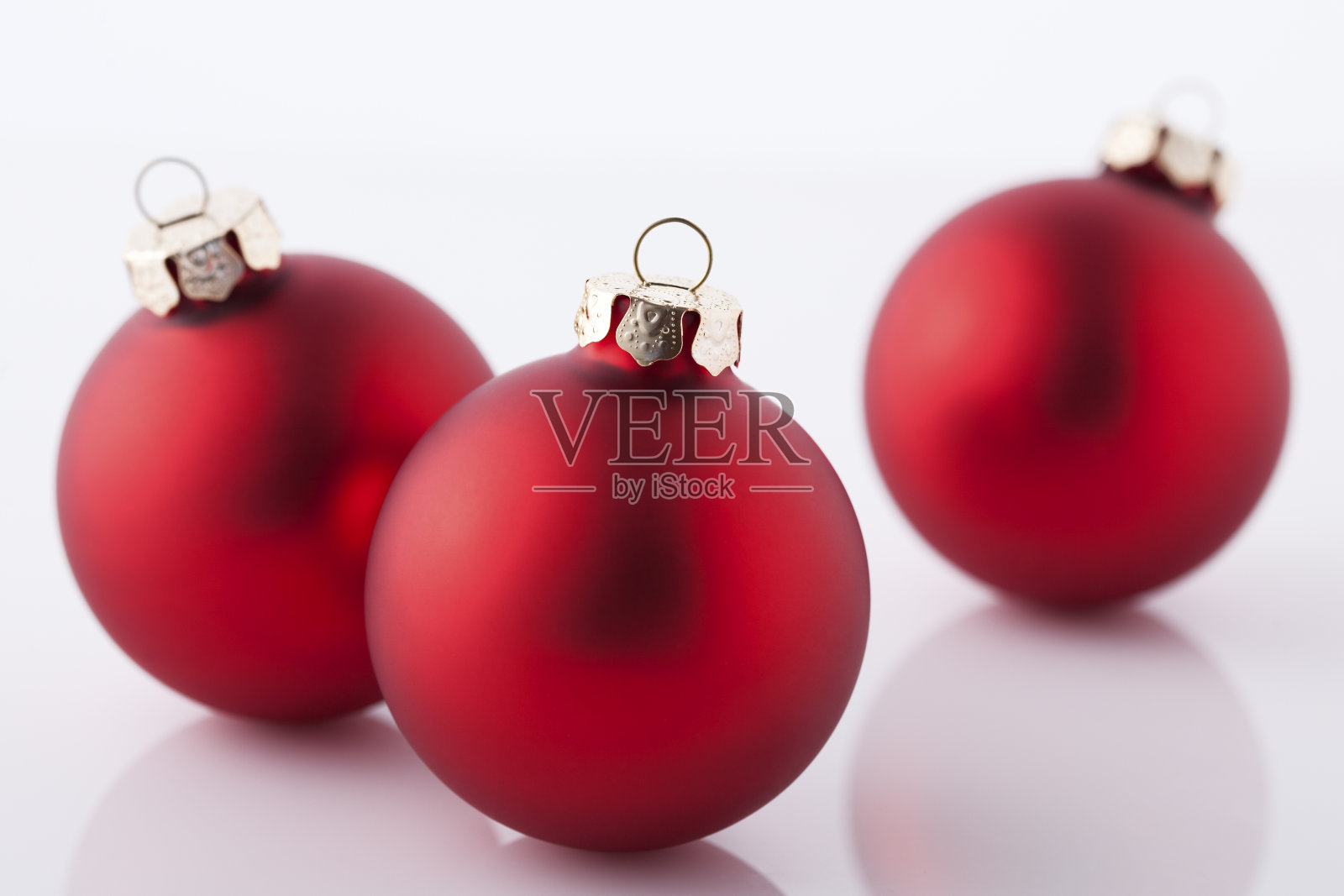 白色背景上的圣诞装饰品照片摄影图片