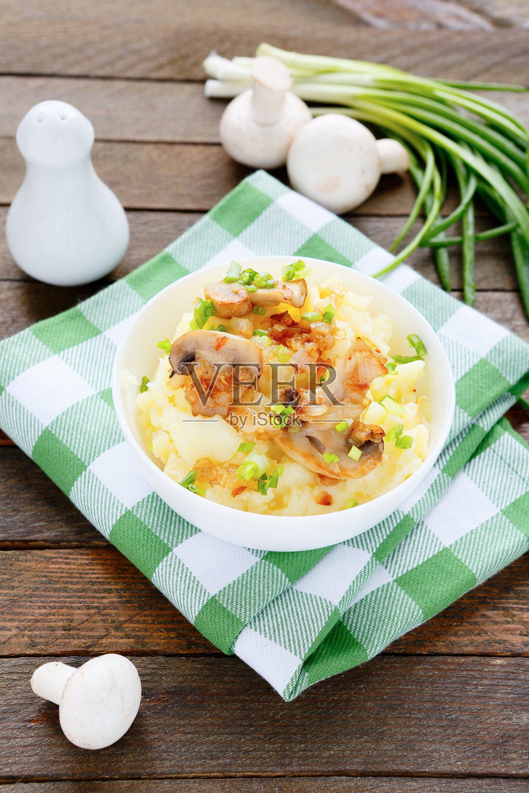 土豆和蘑菇照片摄影图片