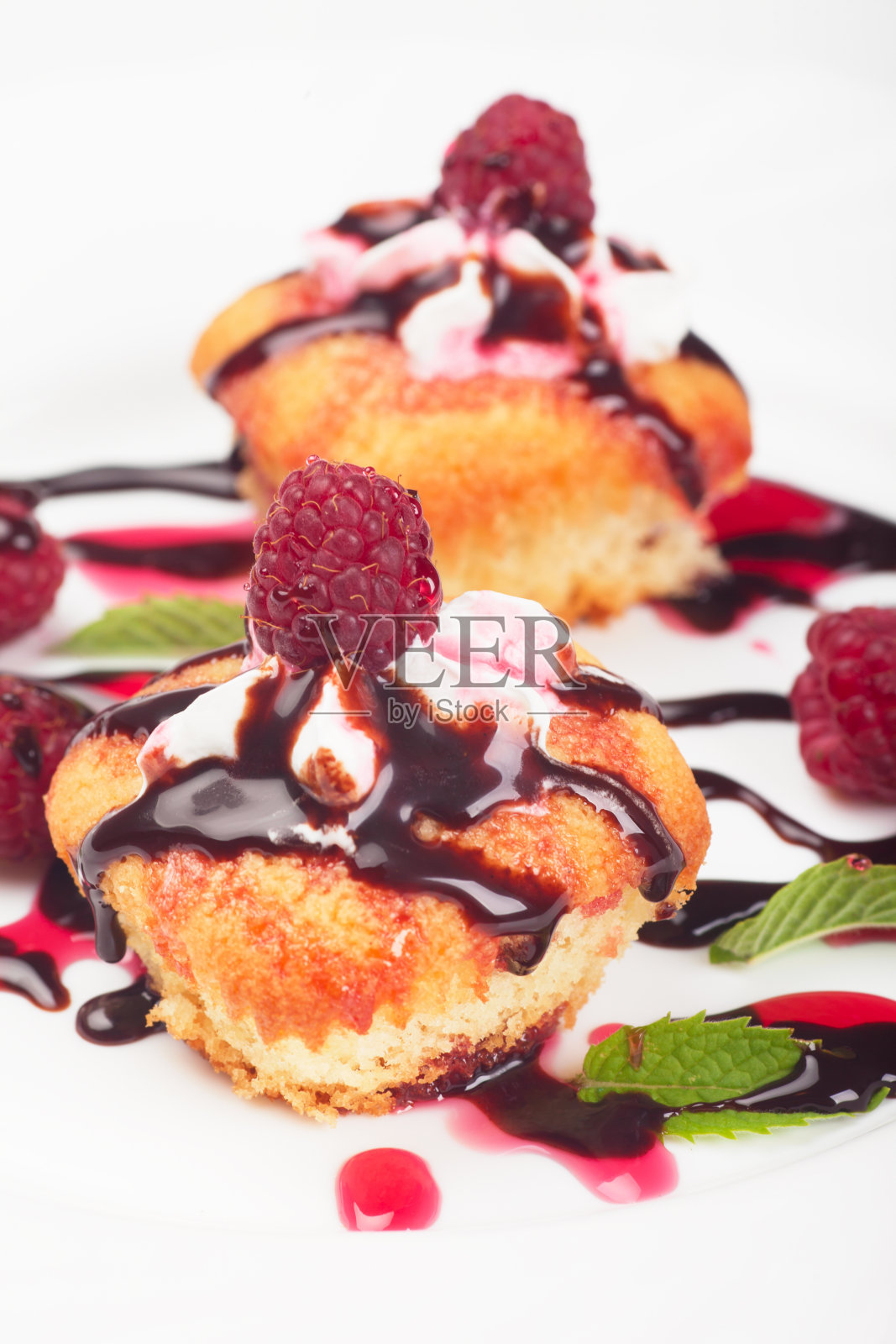 松饼配覆盆子和巧克力照片摄影图片