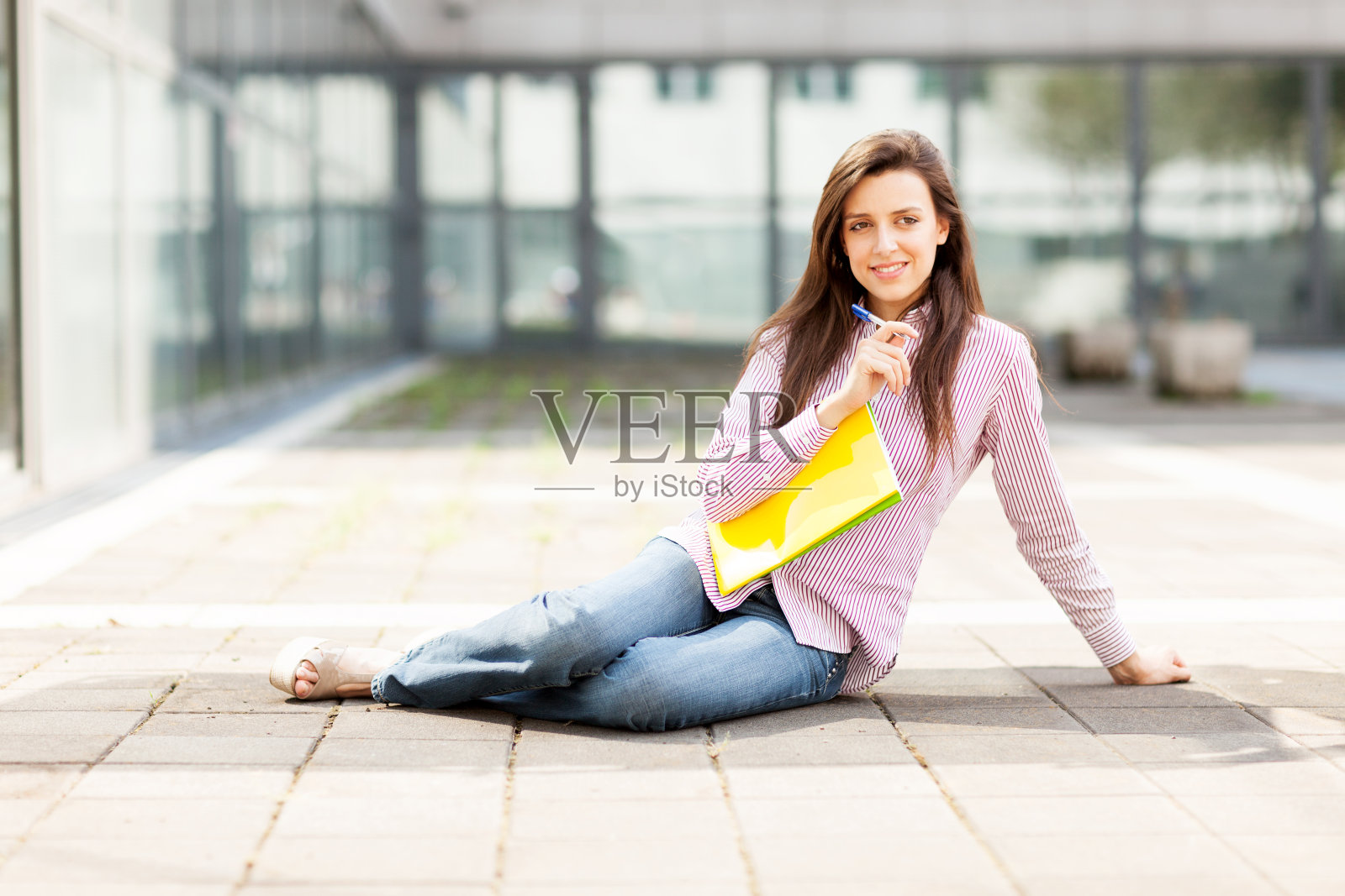 女学生的肖像和笔记本照片摄影图片