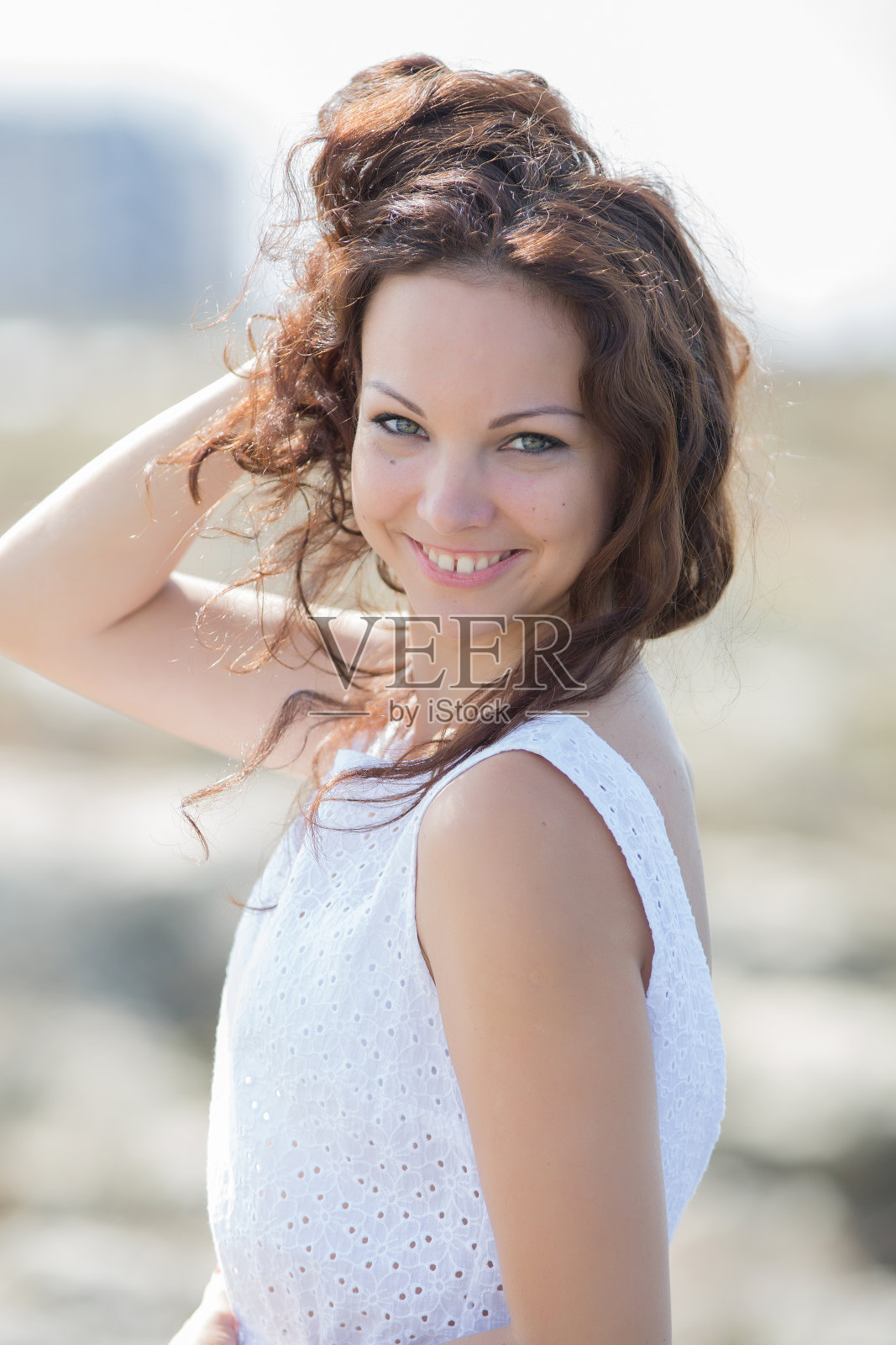 一个年轻女子在户外的肖像照片摄影图片