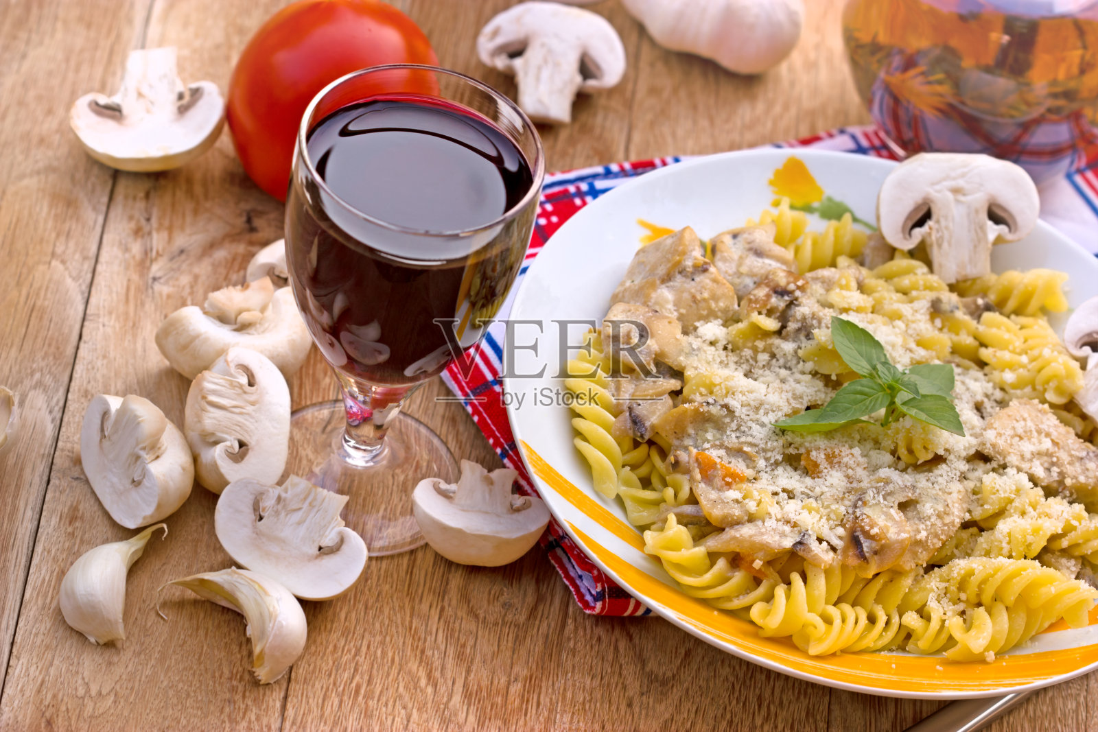 通心粉和蘑菇照片摄影图片