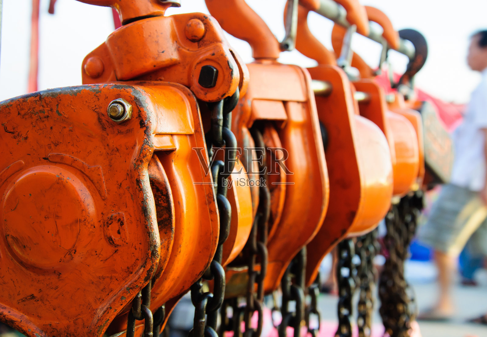 系在滑轮上的大金属钩和链条照片摄影图片