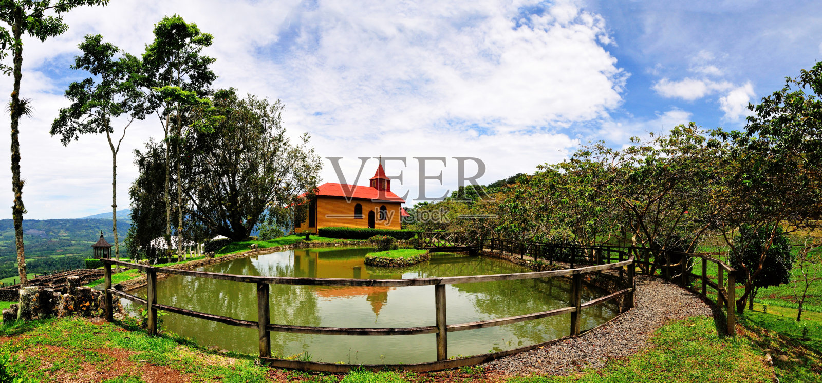 山顶上的教堂照片摄影图片