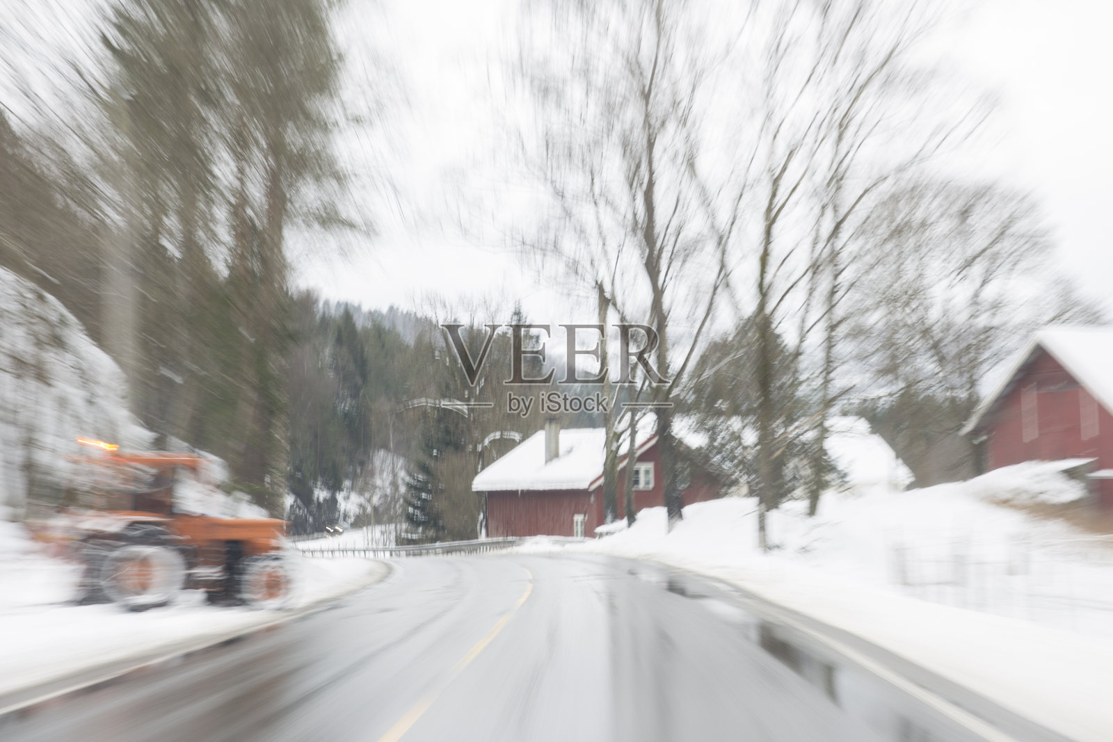 当拖拉机突然进入前方道路时，在结冰的路面上加速行驶照片摄影图片