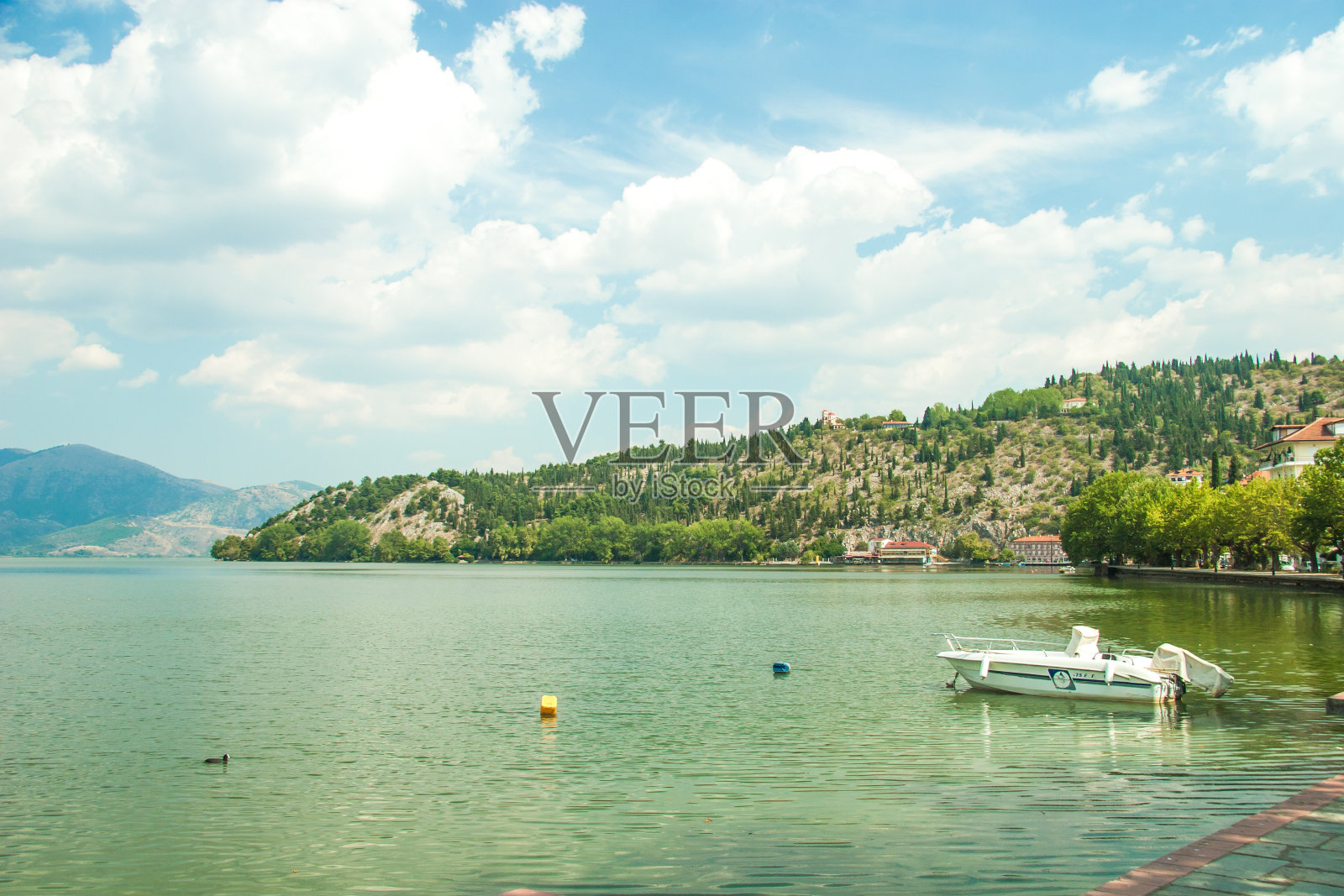 奥雷斯蒂亚达湖景观照片摄影图片