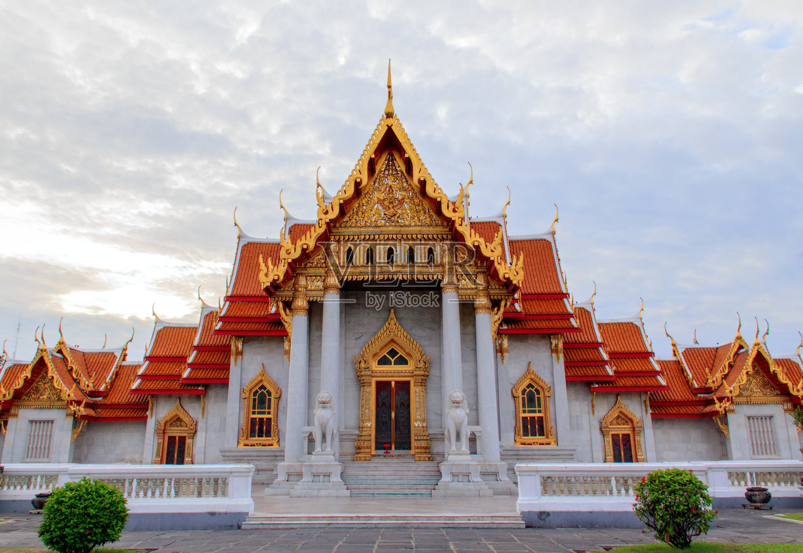 泰国曼谷的大理石寺庙，本查玛博菲特寺照片摄影图片