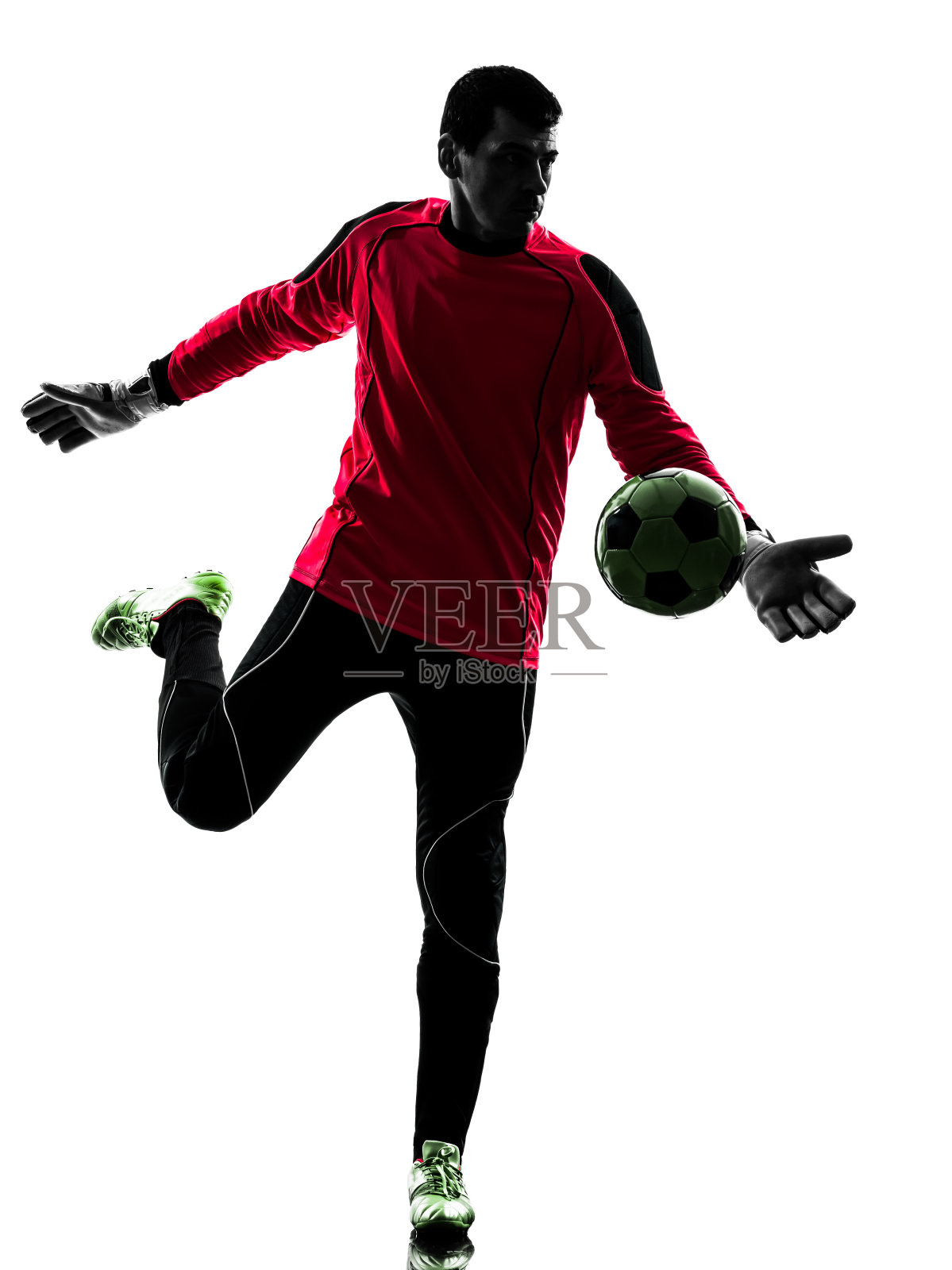 白种人足球运动员守门员踢球剪影照片摄影图片