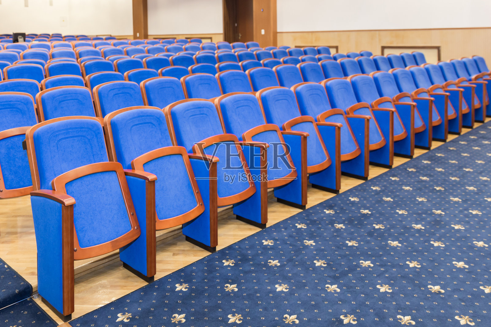 有蓝色座位的会议厅照片摄影图片