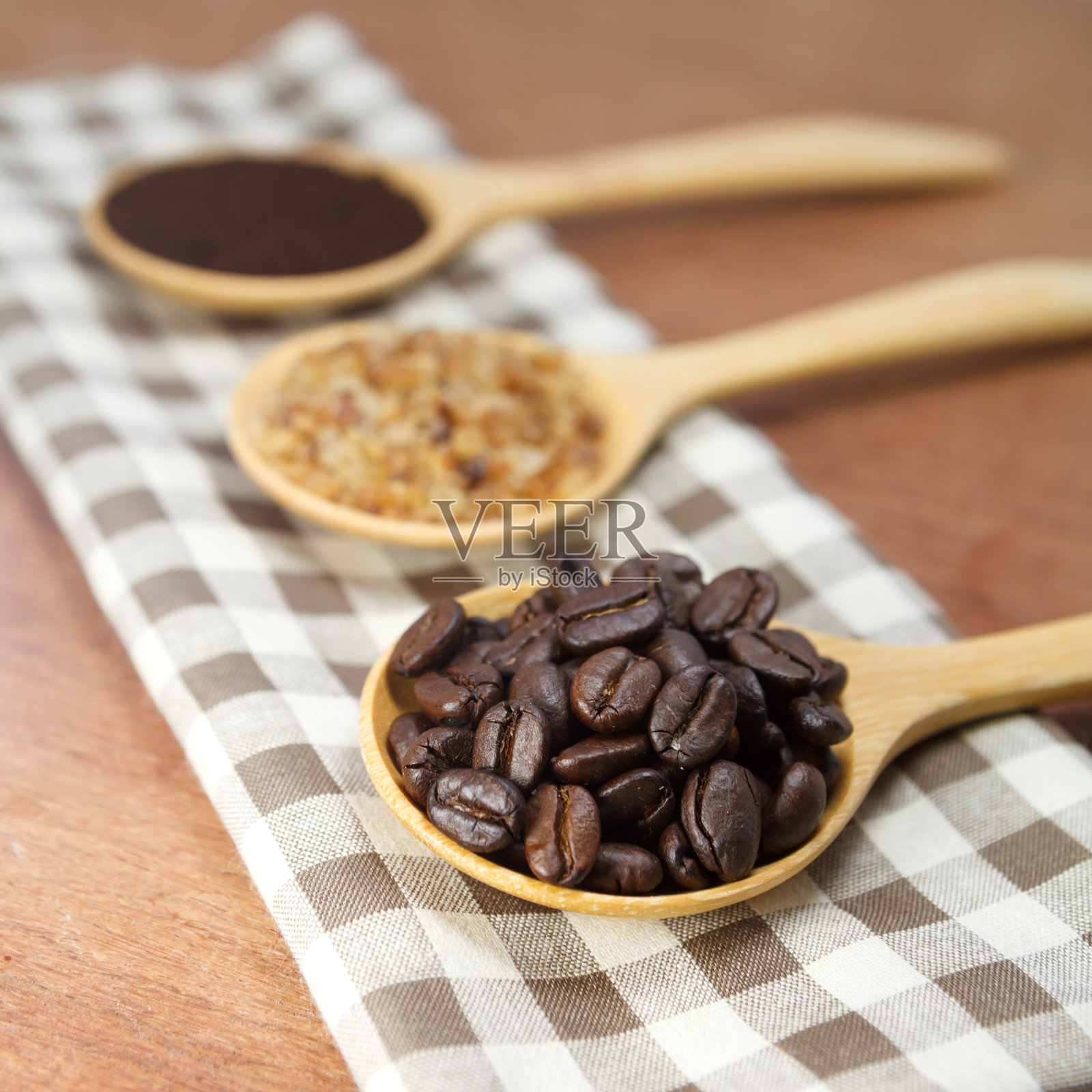 木勺里的咖啡豆和糖照片摄影图片