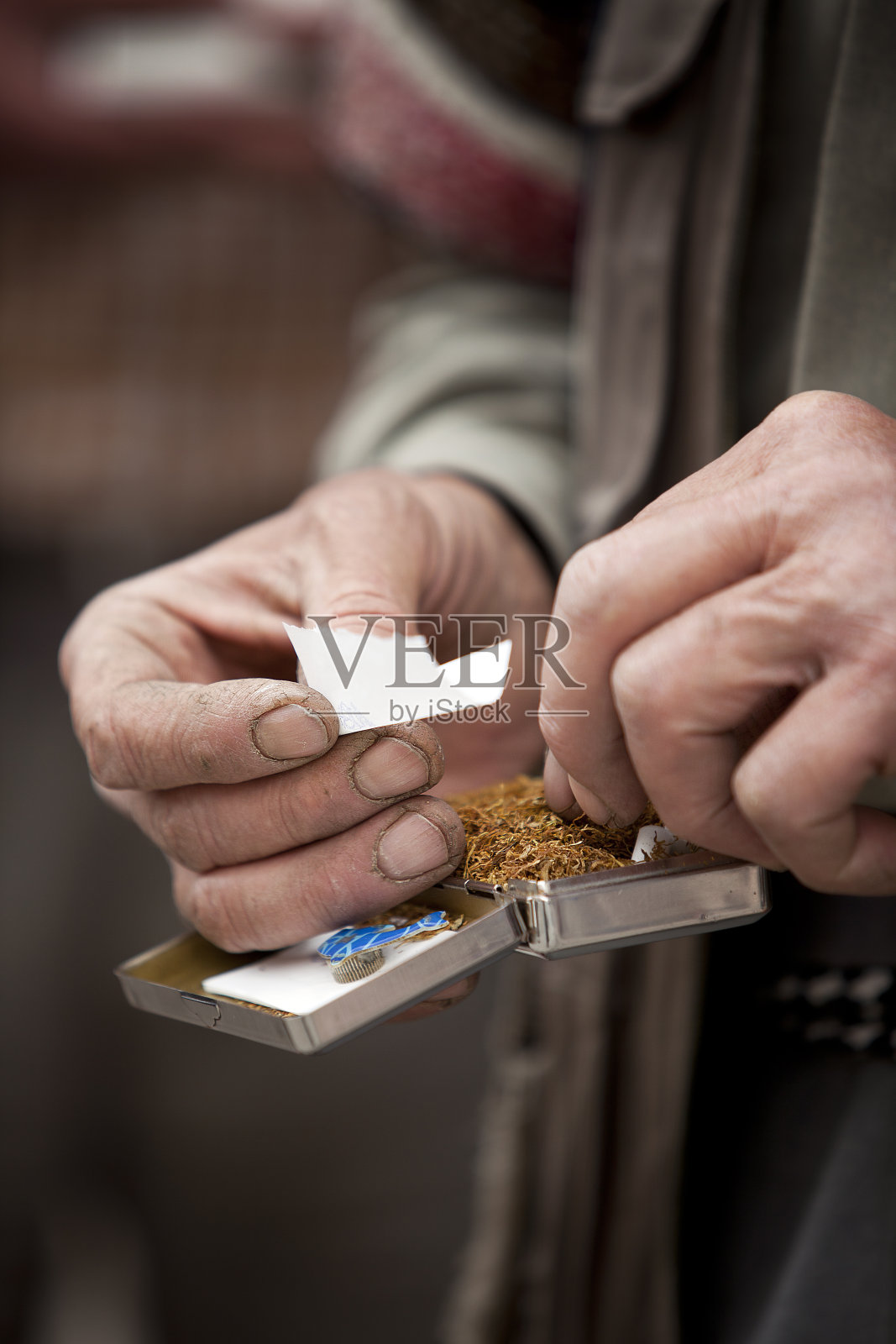 男人使香烟照片摄影图片