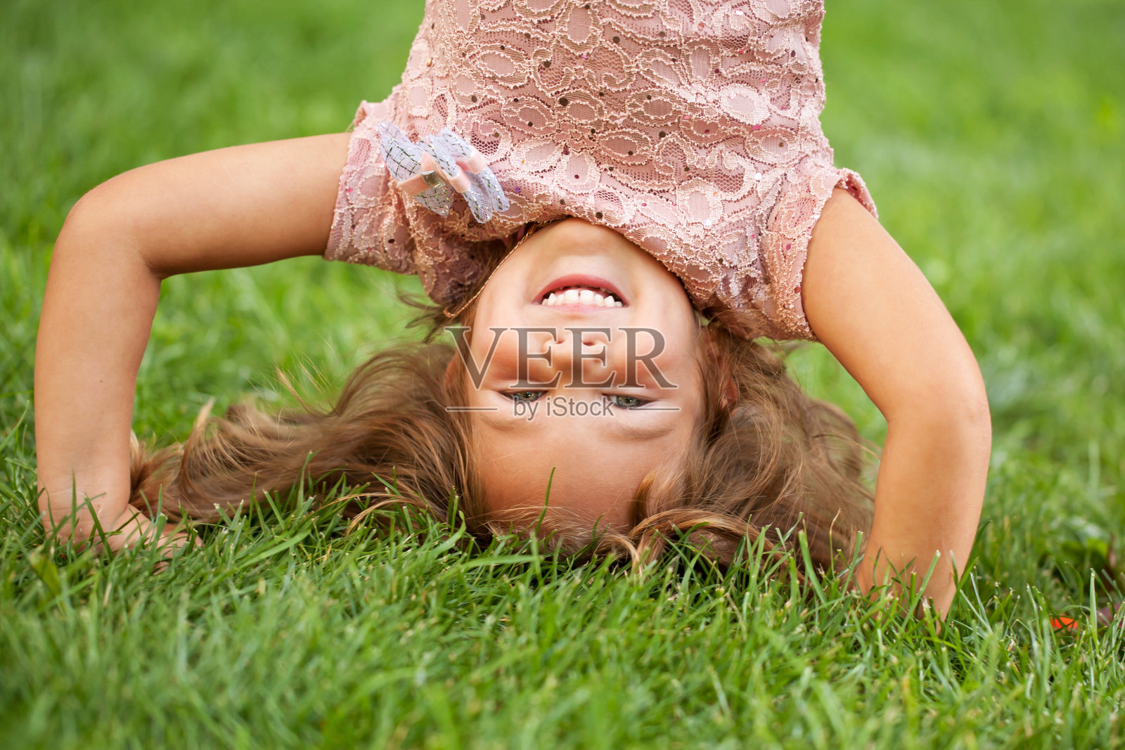 一个小孩倒立着照片摄影图片