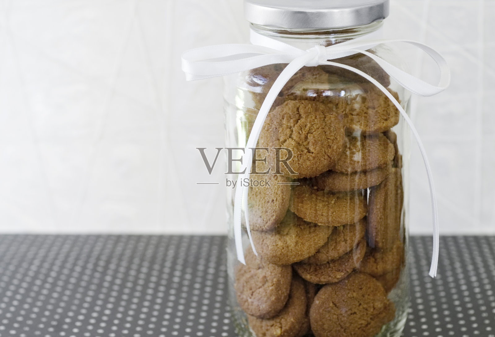 姜用白色的蝴蝶结咬了一口照片摄影图片