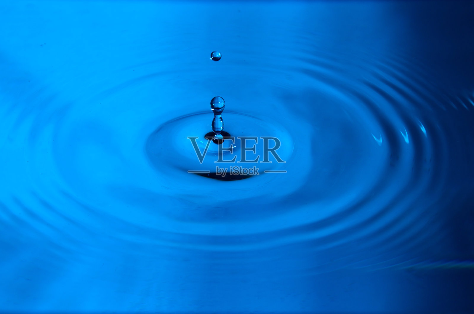 水滴击中水面-蓝色照片摄影图片