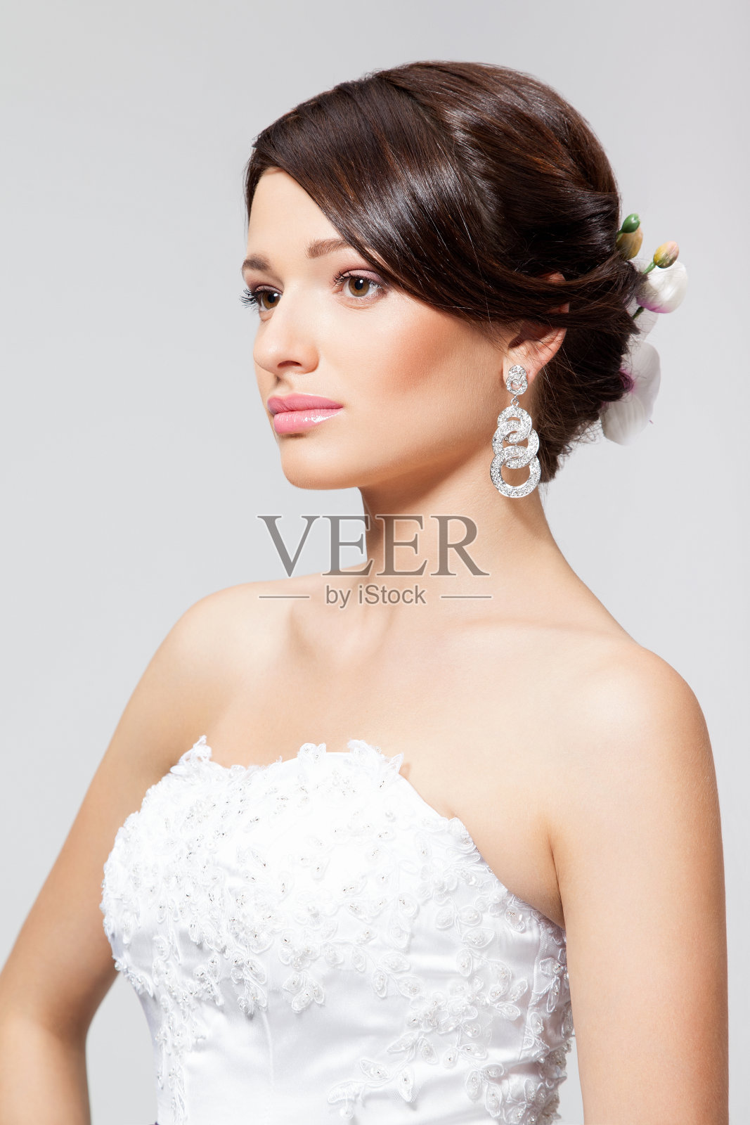 穿着白色婚纱的新娘照片摄影图片