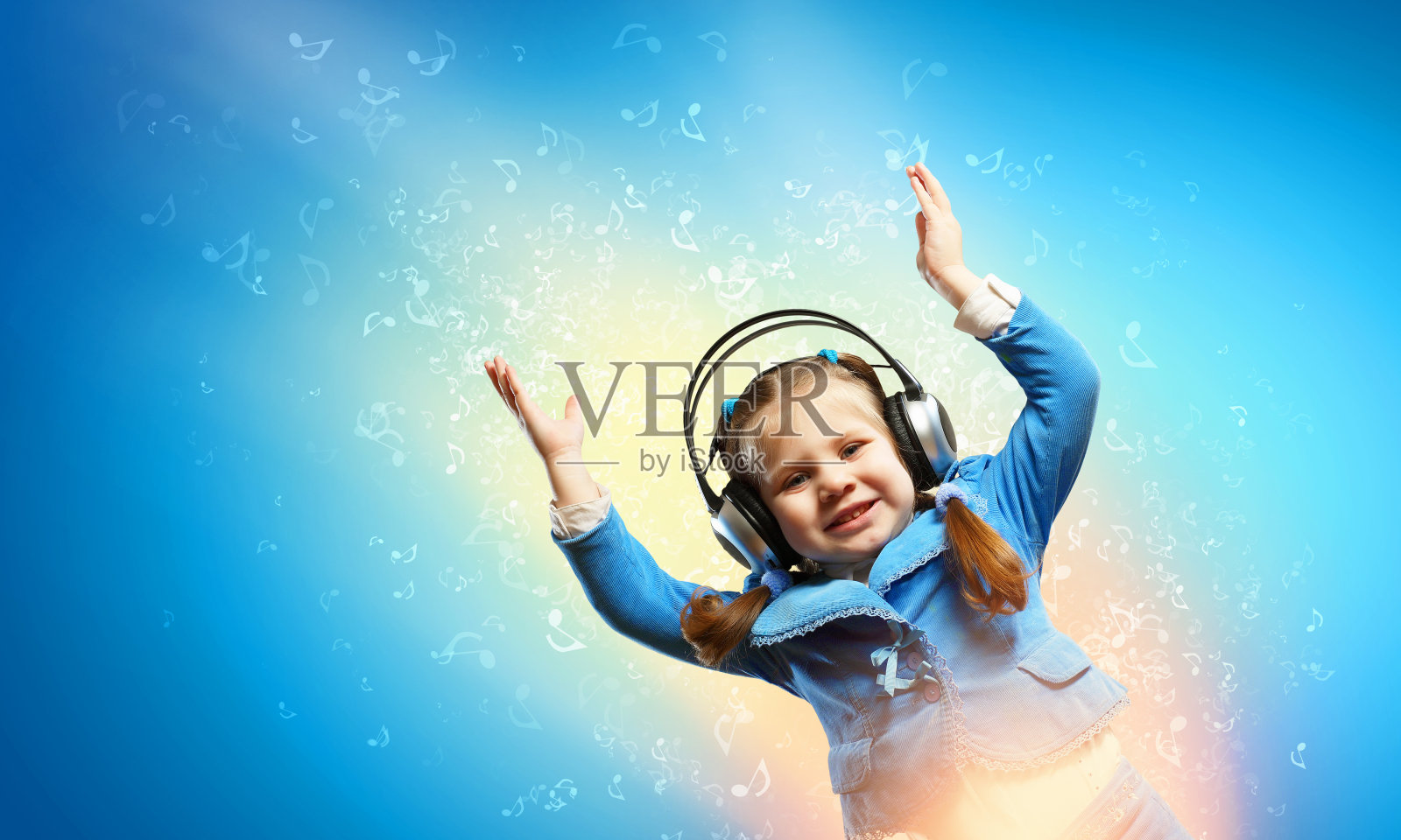 戴耳机的小女孩照片摄影图片