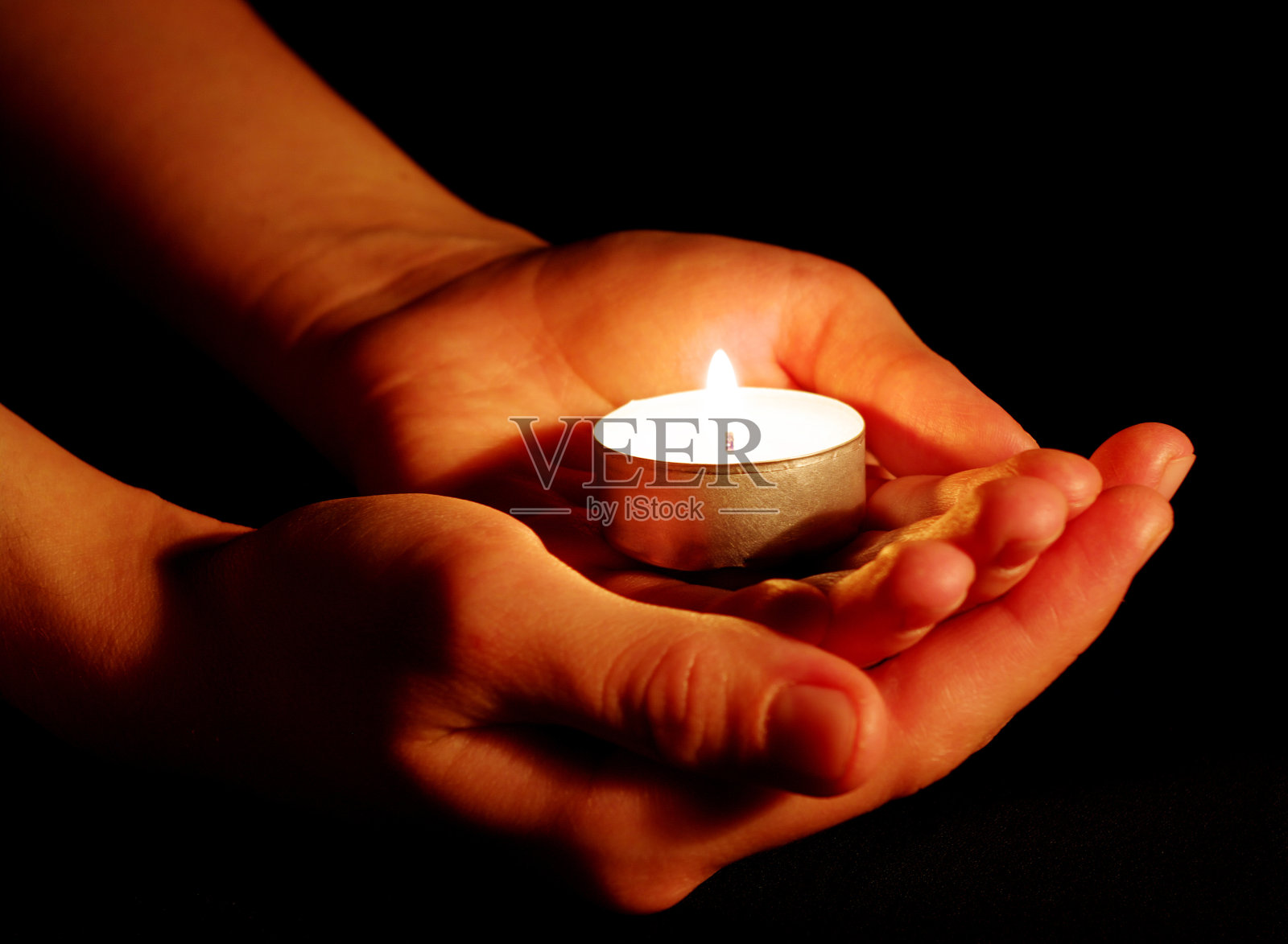 手里拿着蜡烛照片摄影图片