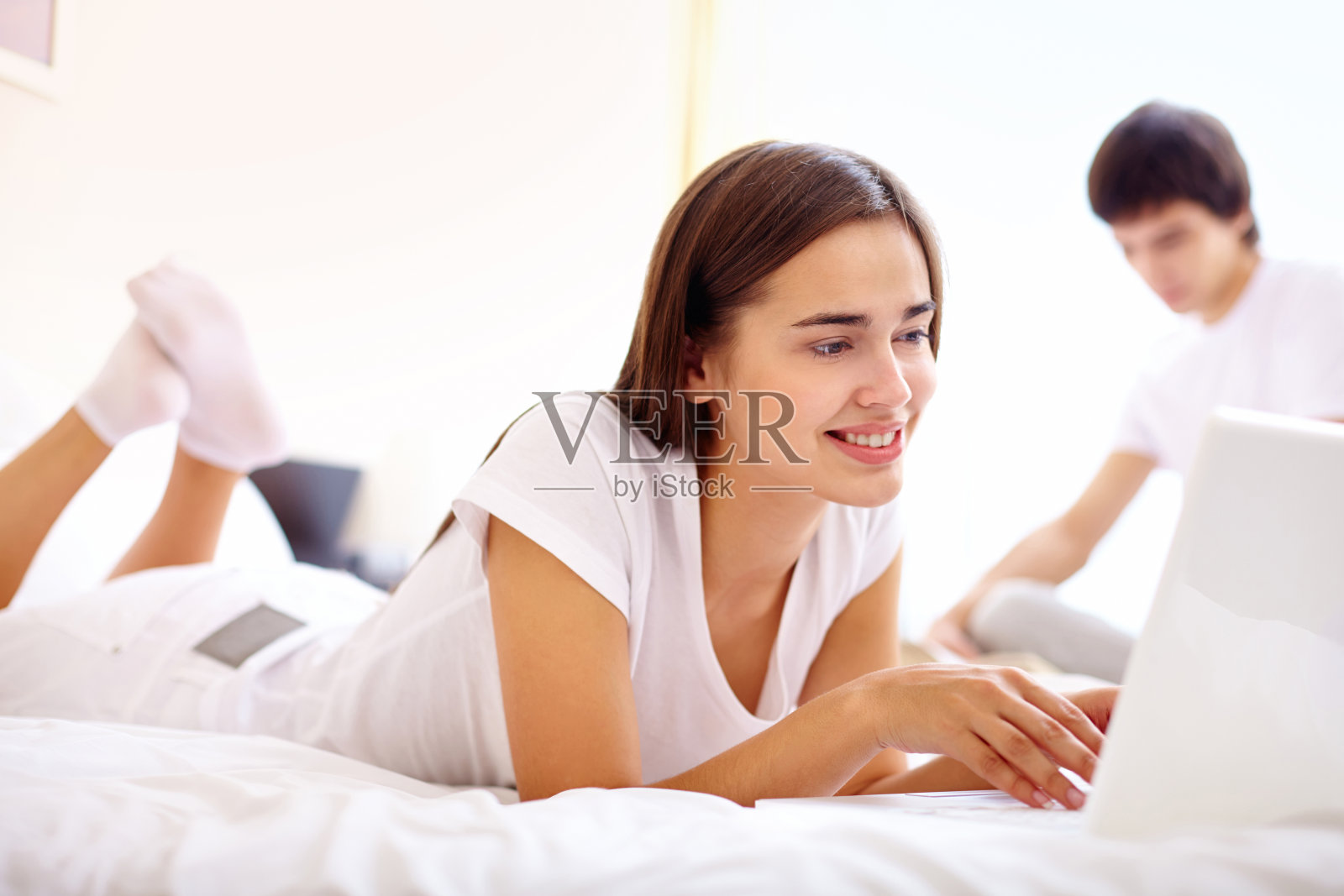 网络在床上照片摄影图片