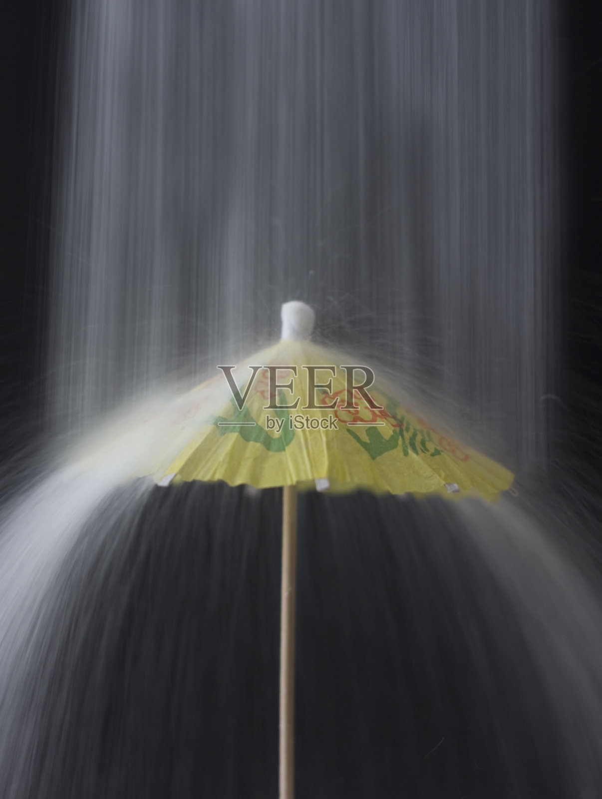 饮伞带雨照片摄影图片