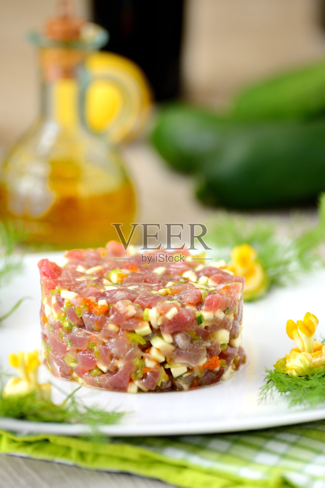 金枪鱼鞑靼配芹菜和西葫芦花照片摄影图片