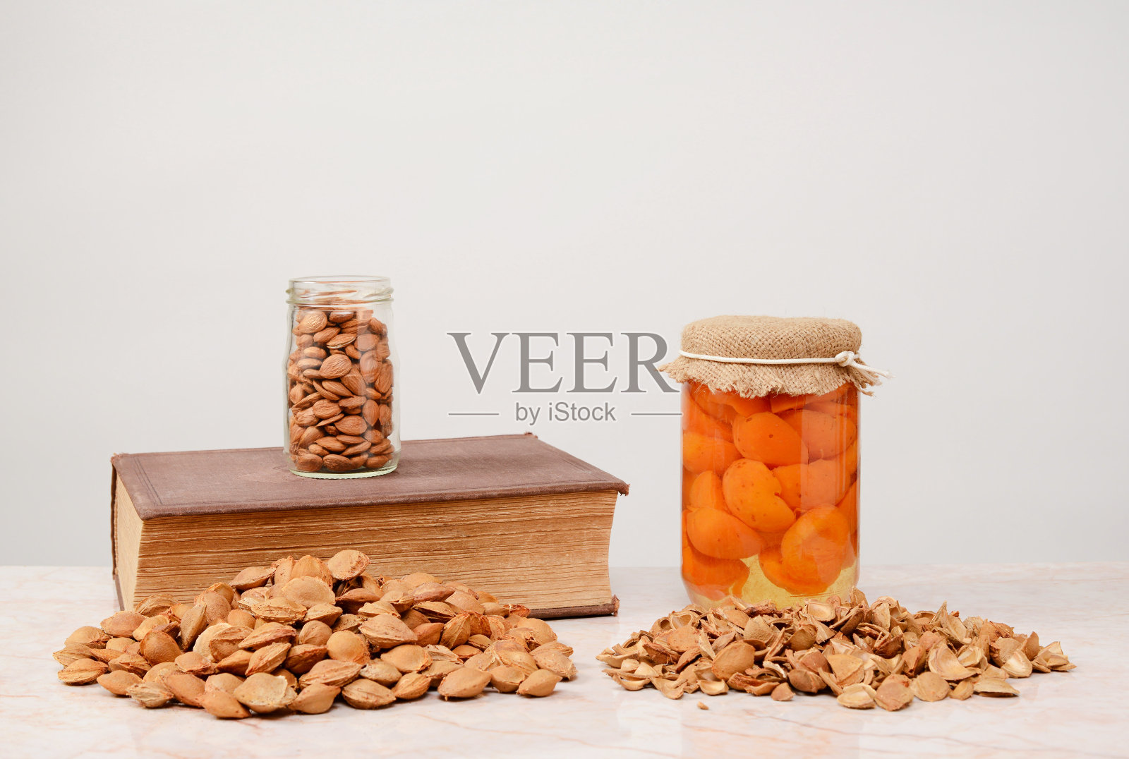 装在罐子里的杏子和蜜饯照片摄影图片