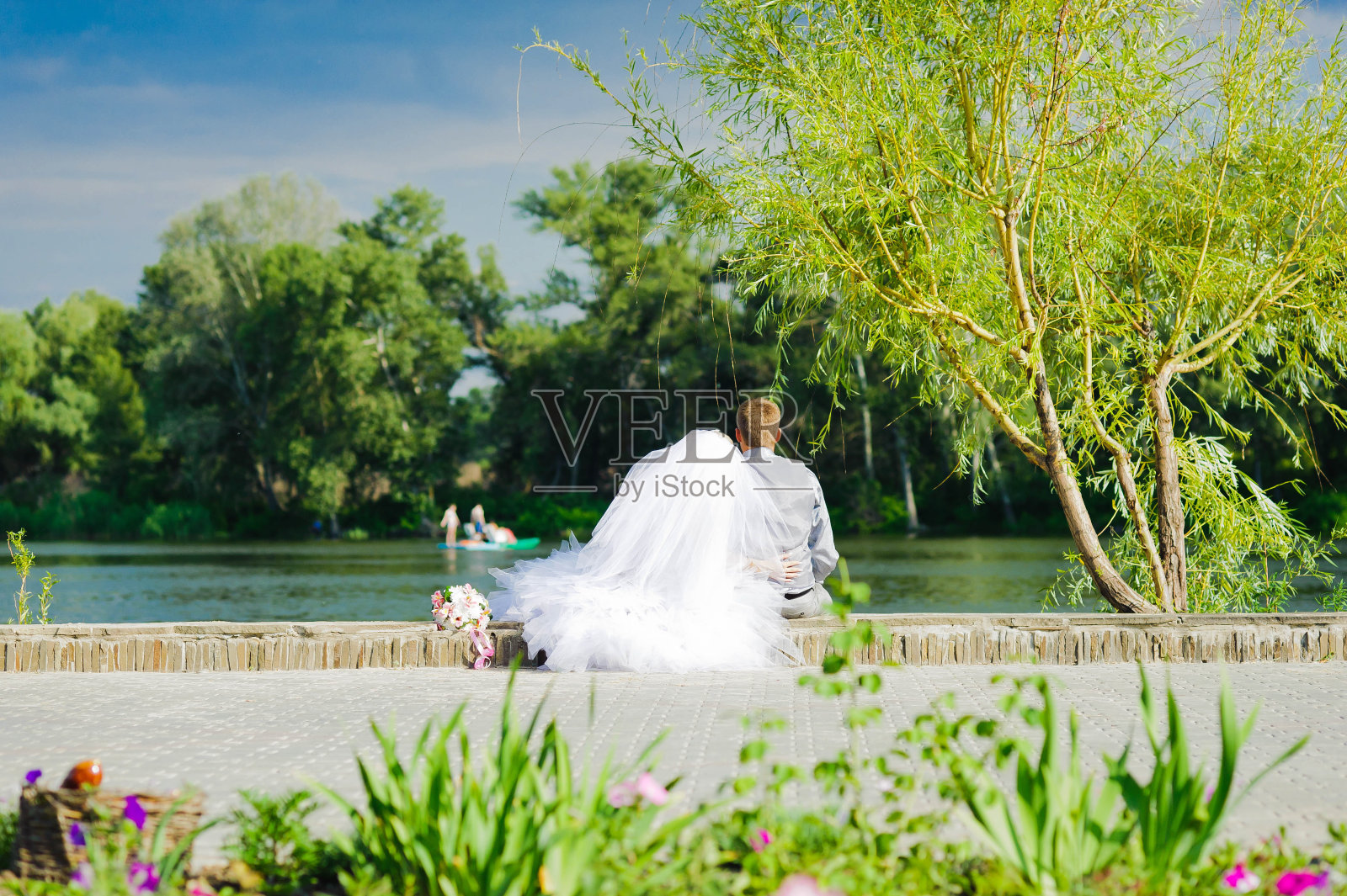 新郎和新娘在公园照片摄影图片