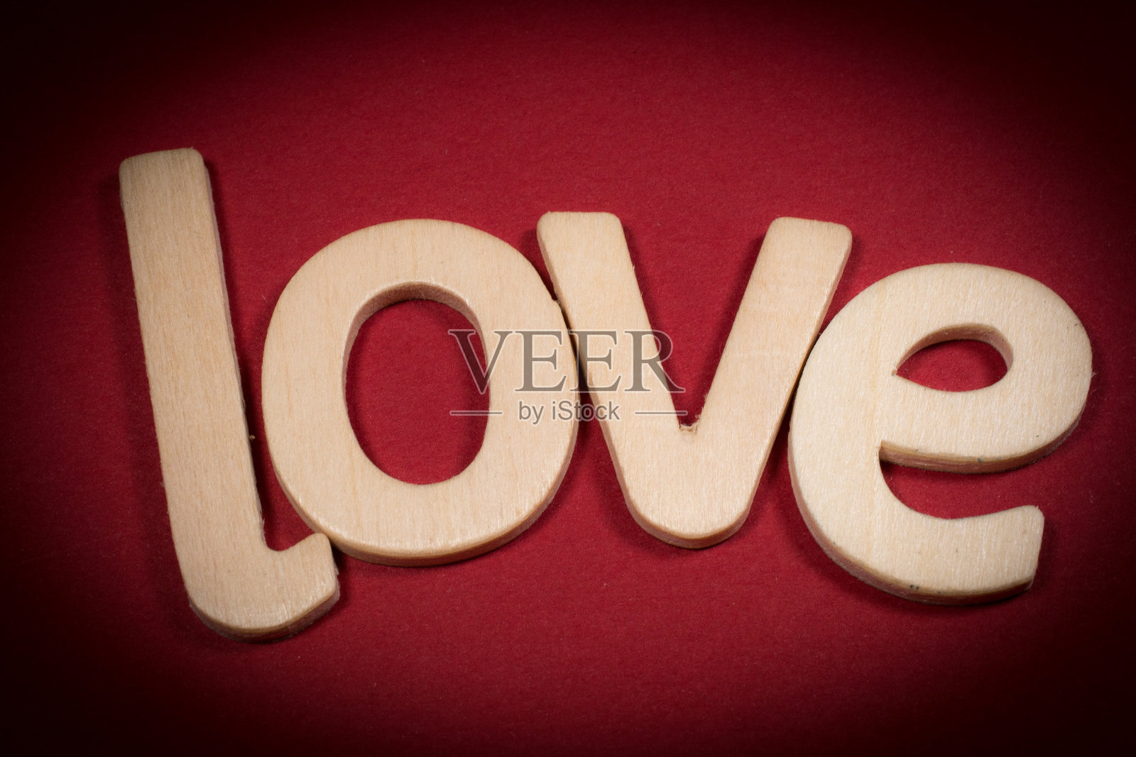 红色背景上木制字母的“爱”字照片摄影图片