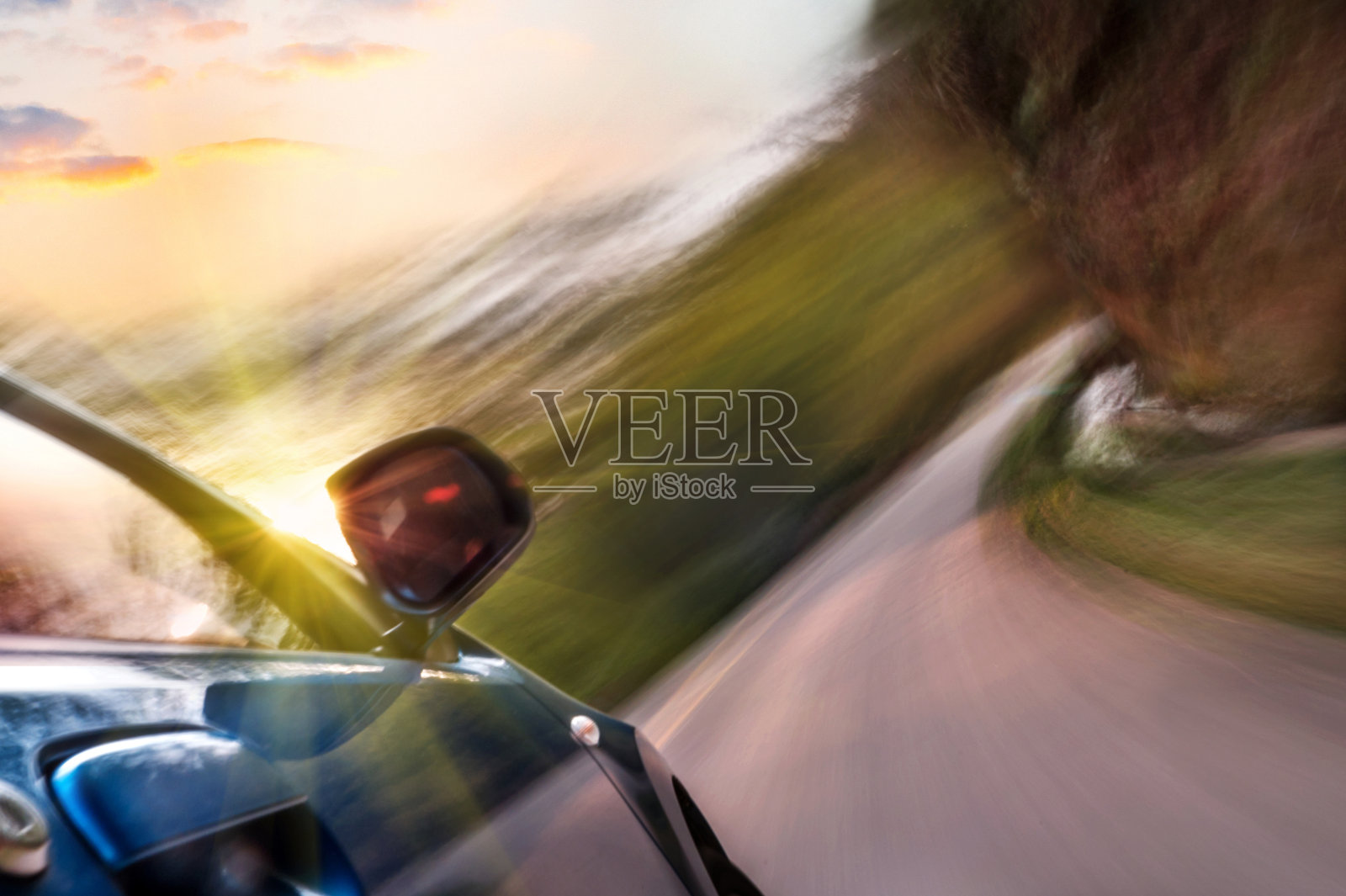 汽车在道路上的运动模糊背景。照片摄影图片