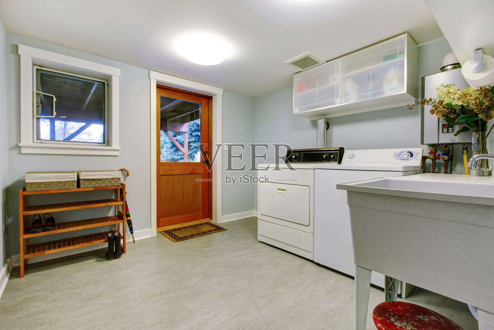 大型蓝色洗衣房内设水池。照片摄影图片