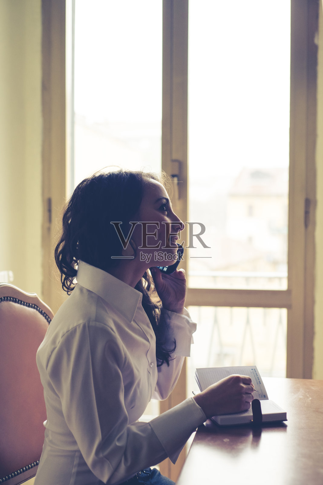 美丽的女人在家里写作和工作照片摄影图片