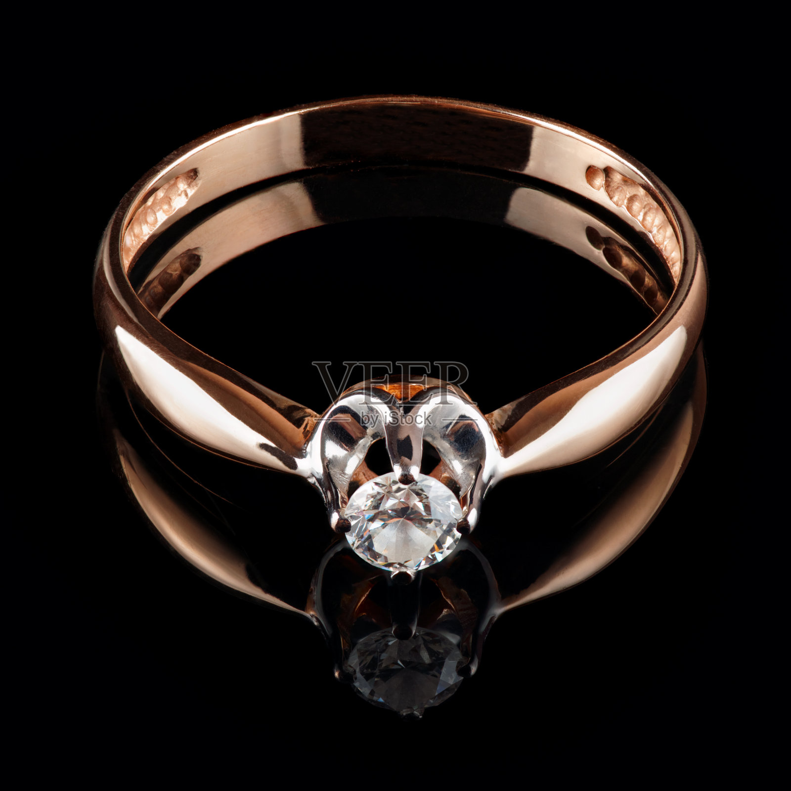 金戒指与钻石孤立在黑色照片摄影图片