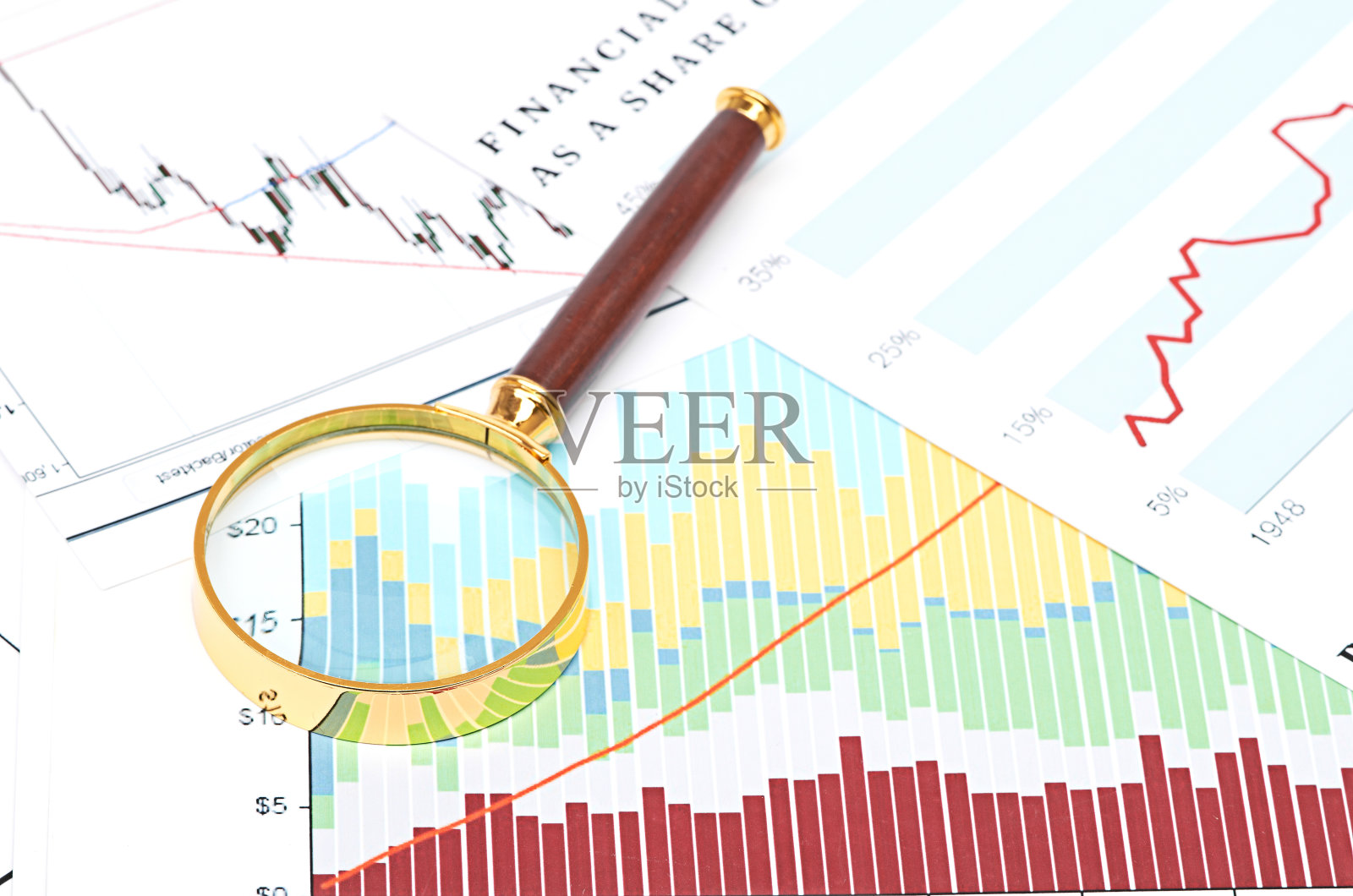 放大镜在图表。照片摄影图片