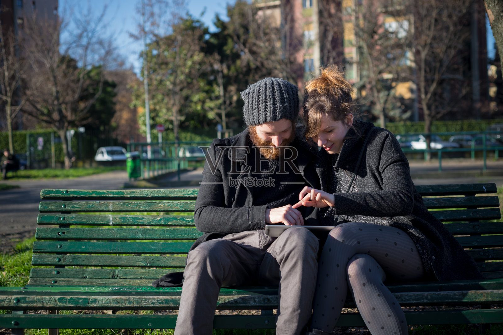 年轻情侣用平板电脑相爱照片摄影图片