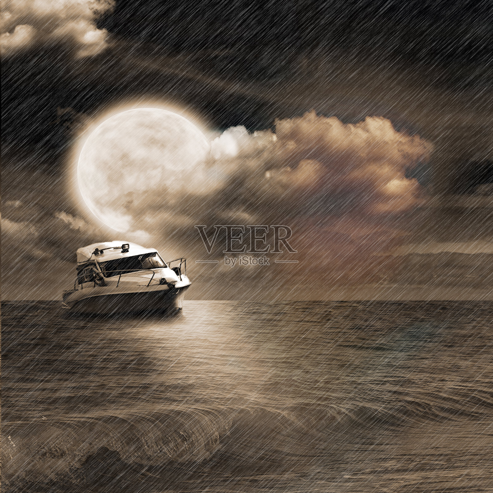 船在暴风雨的夜晚，在海洋和月亮上照片摄影图片