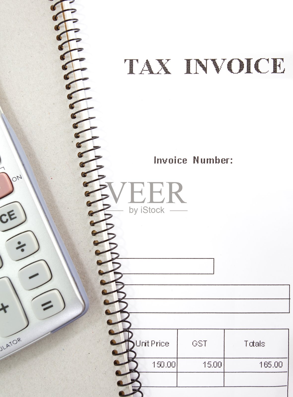 具有计算器的税务发票业务单据照片摄影图片