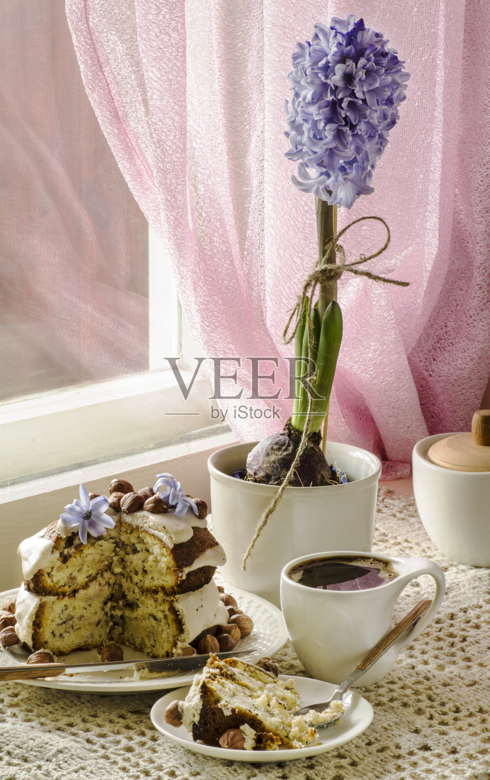 榛子奶油白巧克力蛋糕照片摄影图片