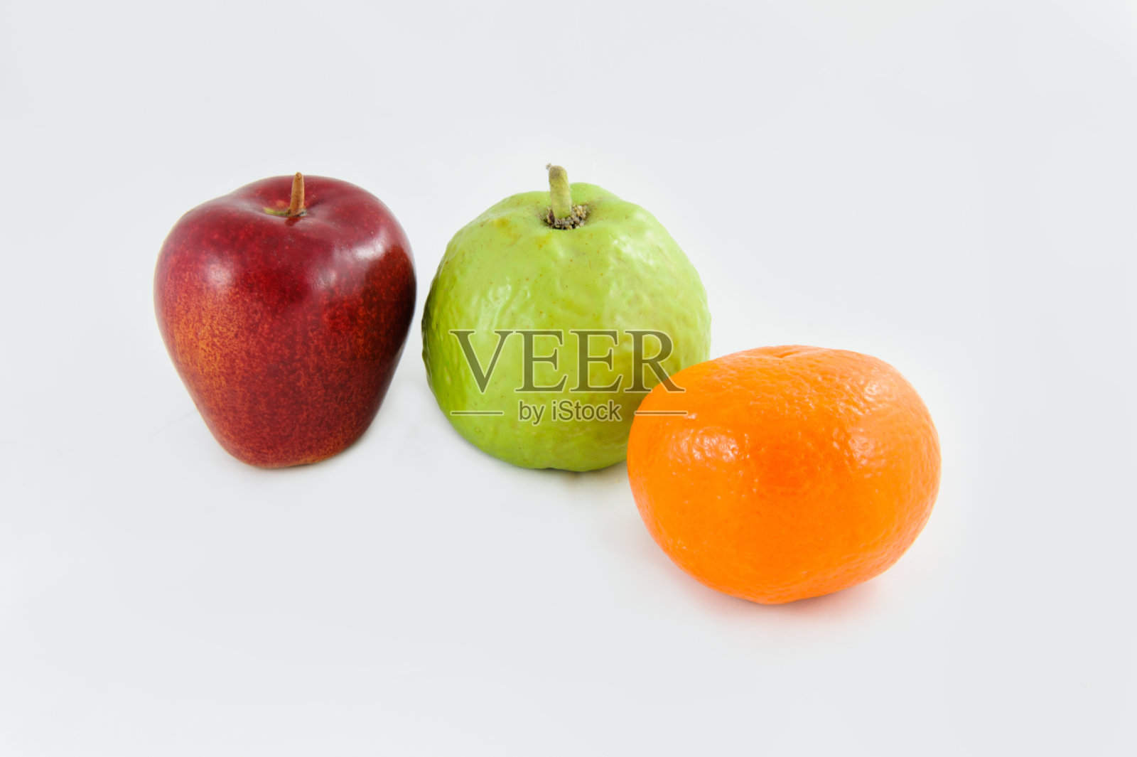 灰白色的田野上成熟的果实照片摄影图片