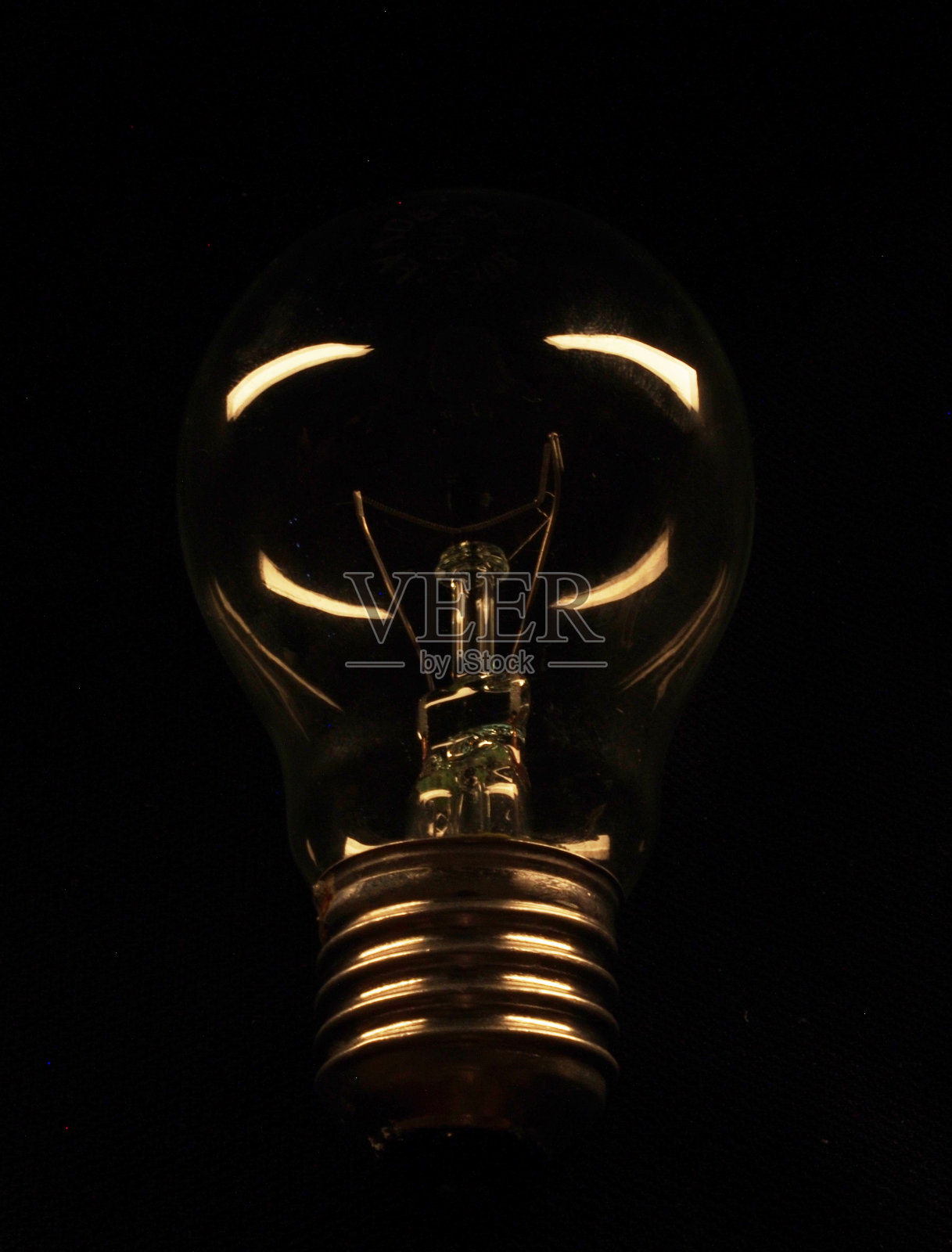 灯光在黑暗的背景上照片摄影图片