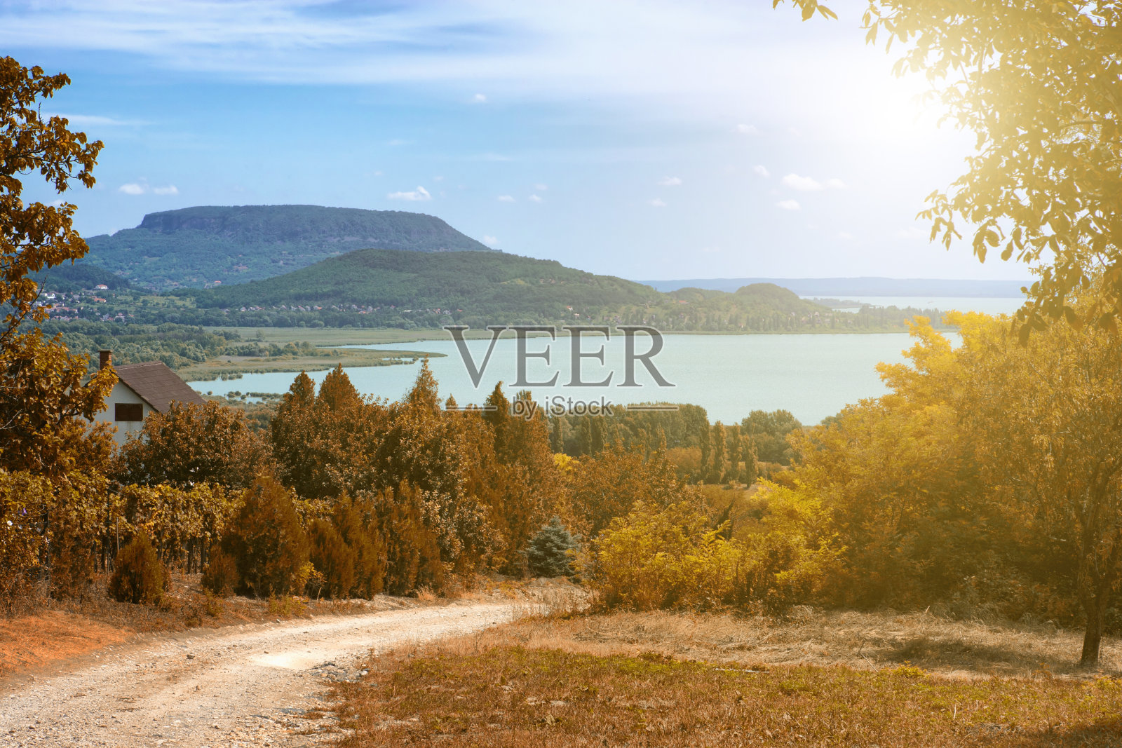 风景有山和湖照片摄影图片